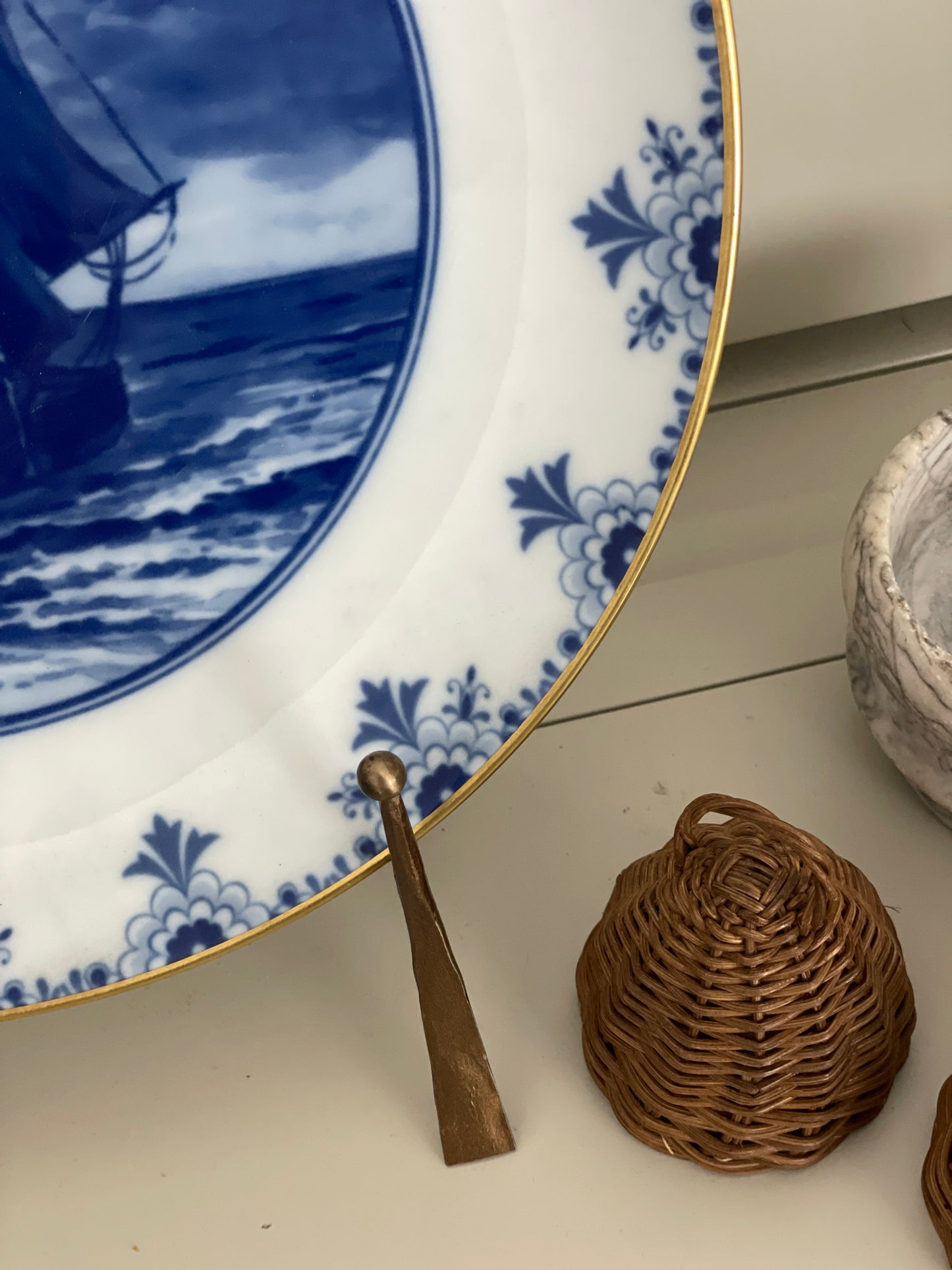 Farfurie albastru cobalt  vintage din porțelan, peisaj marin