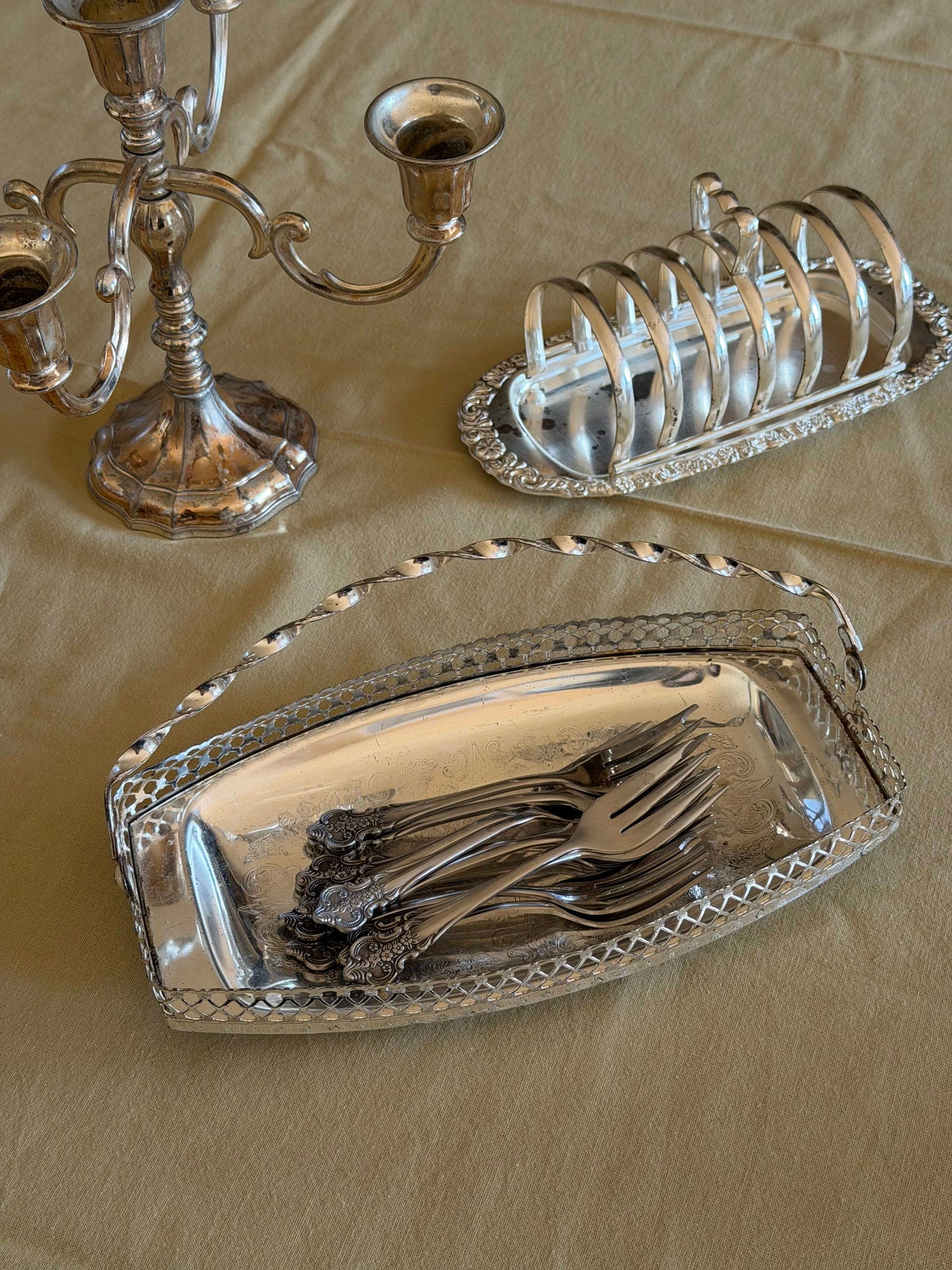 Tavǎ vintage cu mâner Queen Anne England placatǎ cu argint, 1970