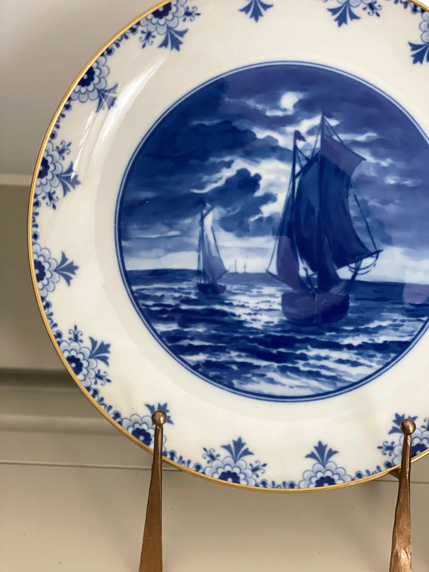 Farfurie albastru cobalt  vintage din porțelan, peisaj marin