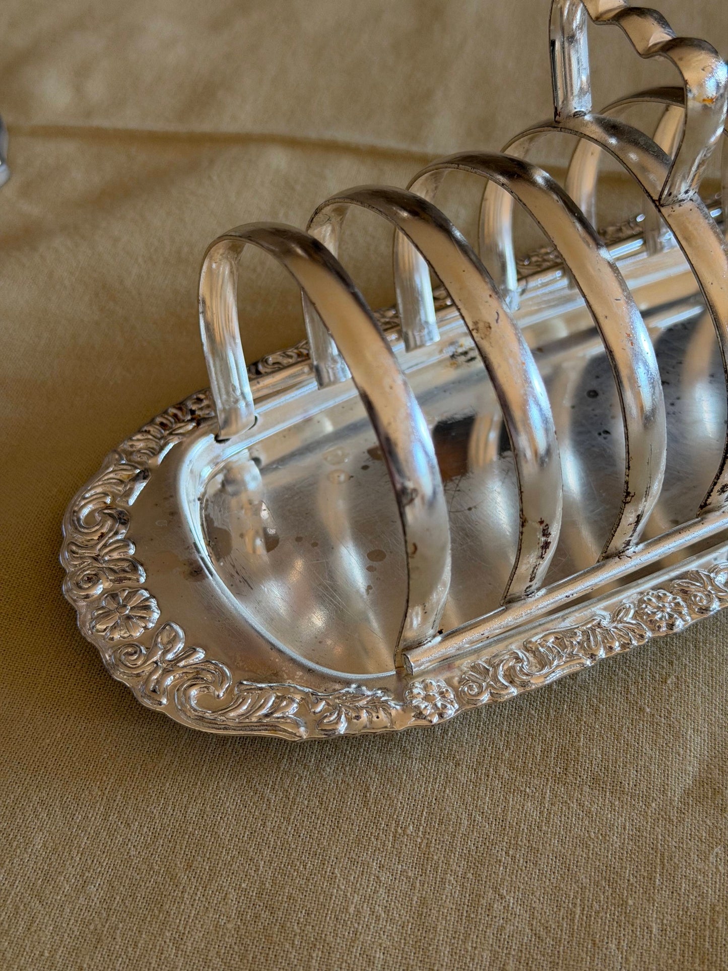 Suport englezesc de pâine prǎjitǎ placat cu argint