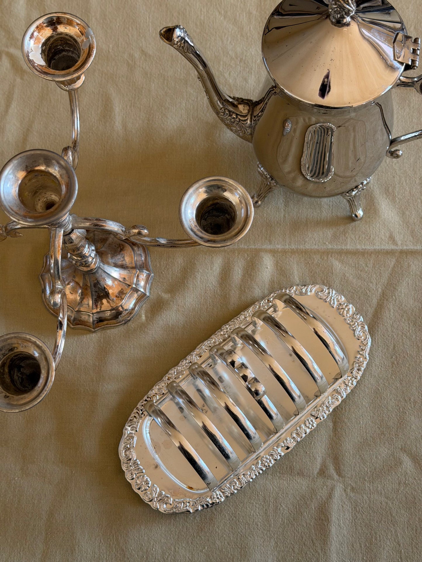 Suport englezesc de pâine prǎjitǎ placat cu argint