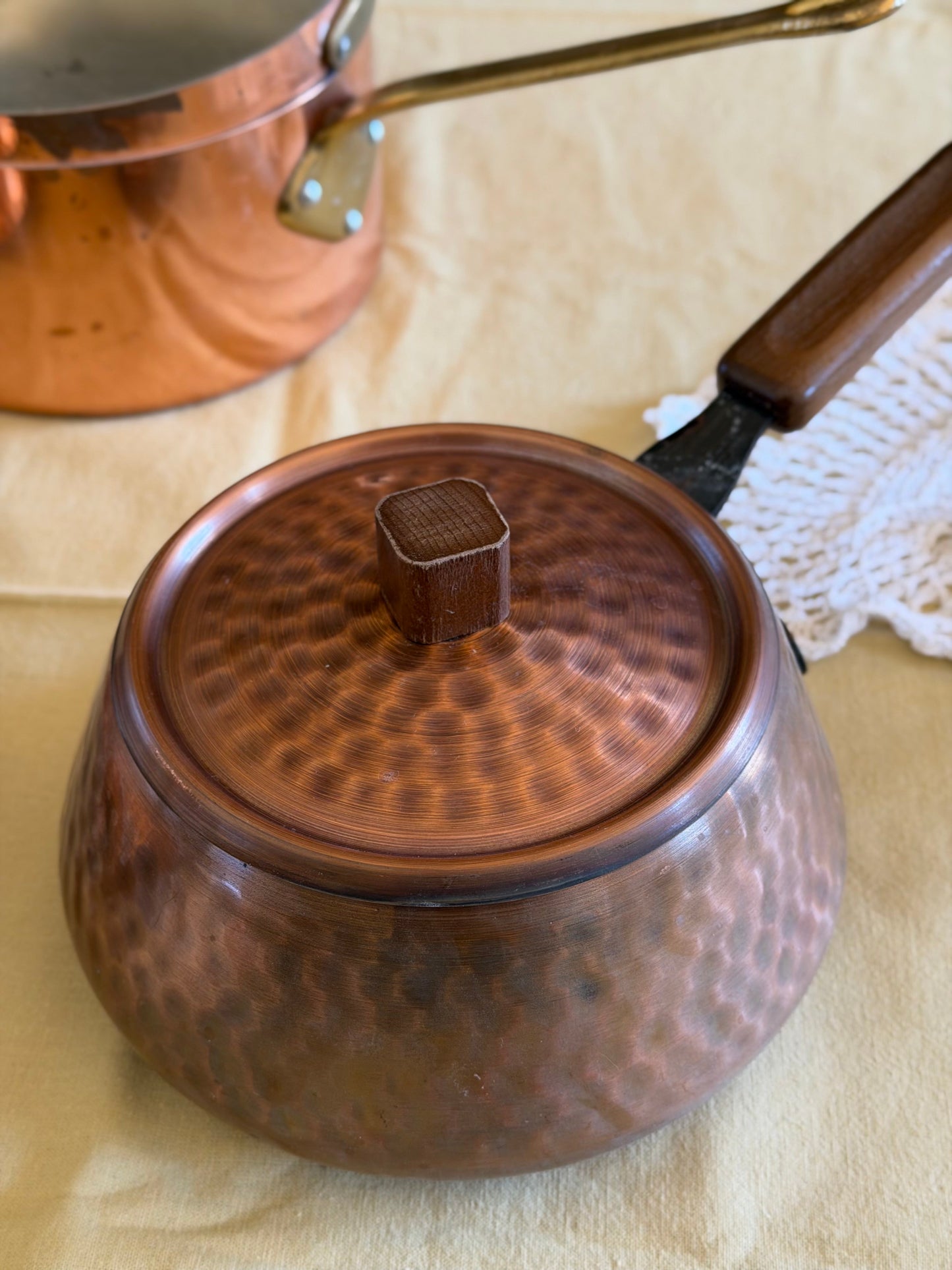 Cratițǎ și capac din cupru ciocănit Spring Culinox Switzerland