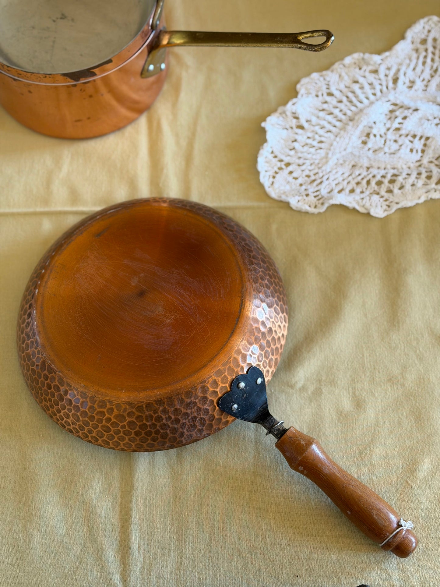 Tigaie din cupru ciocănit cu mâner din lemn, 1960