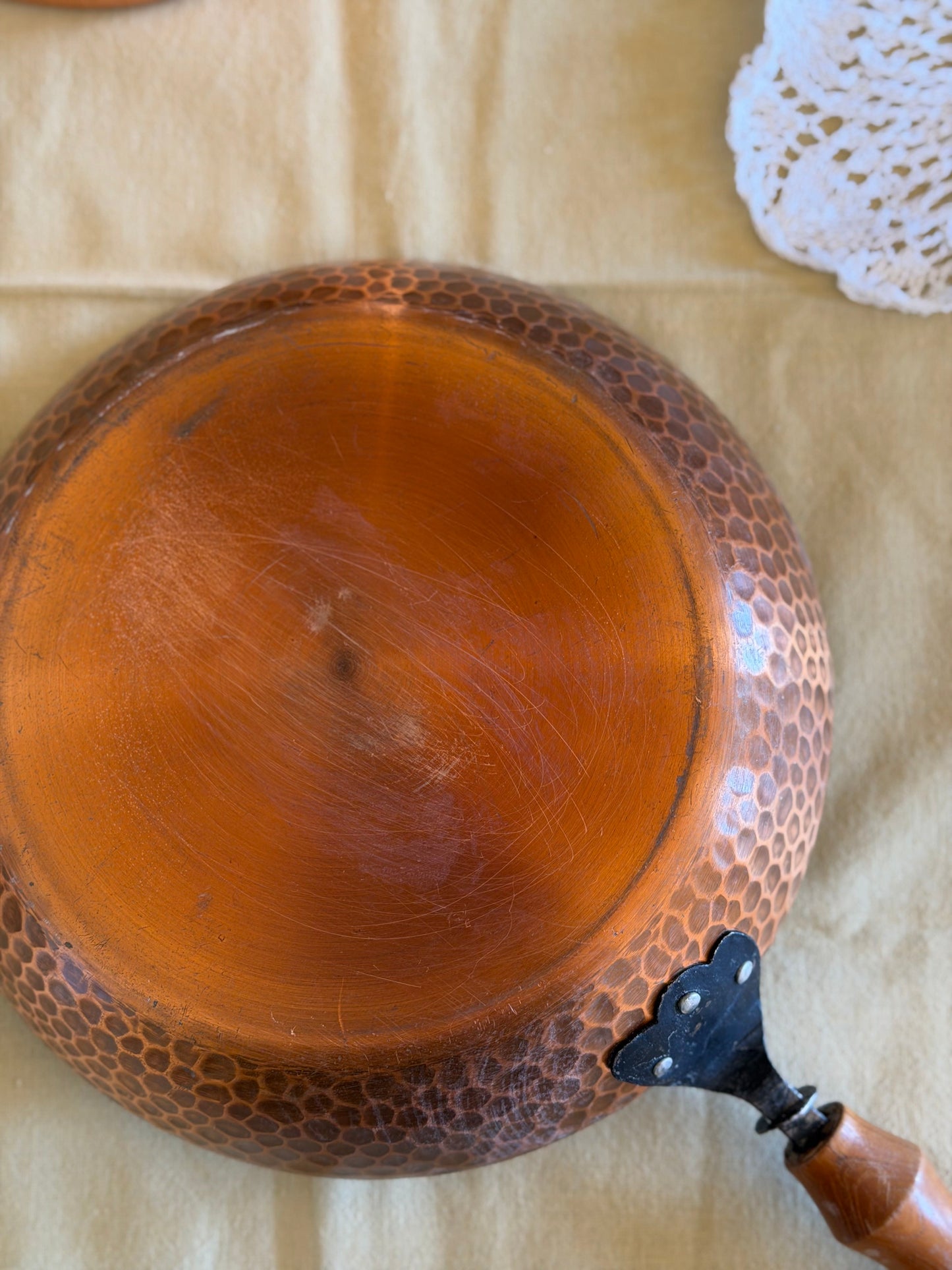 Tigaie din cupru ciocănit cu mâner din lemn, 1960