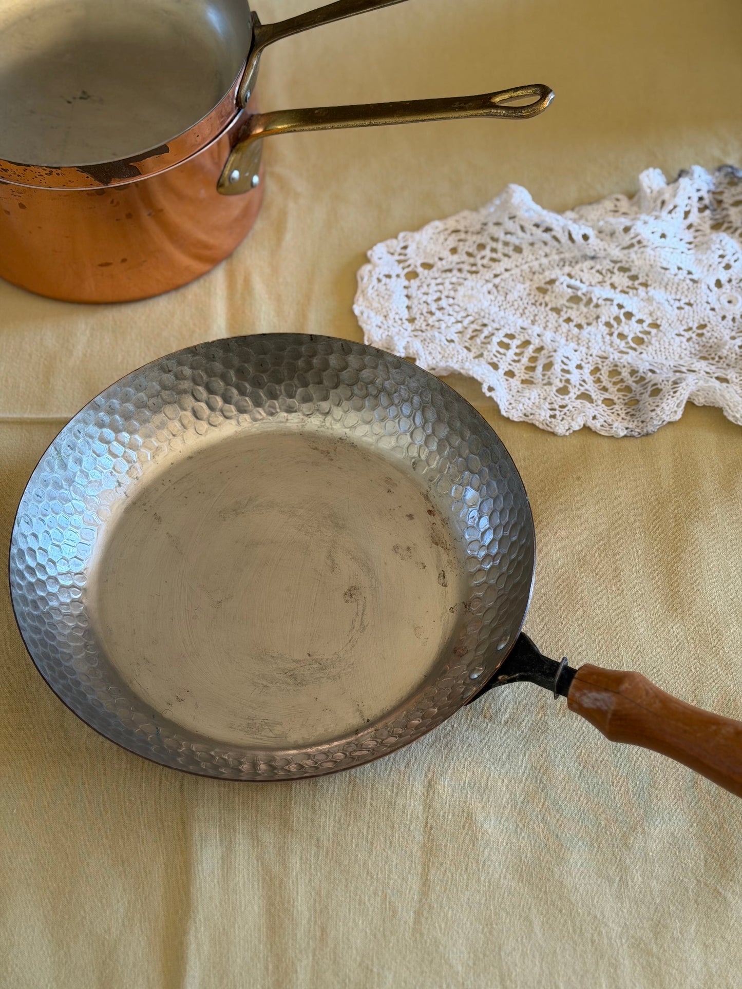 Tigaie din cupru ciocănit cu mâner din lemn, 1960