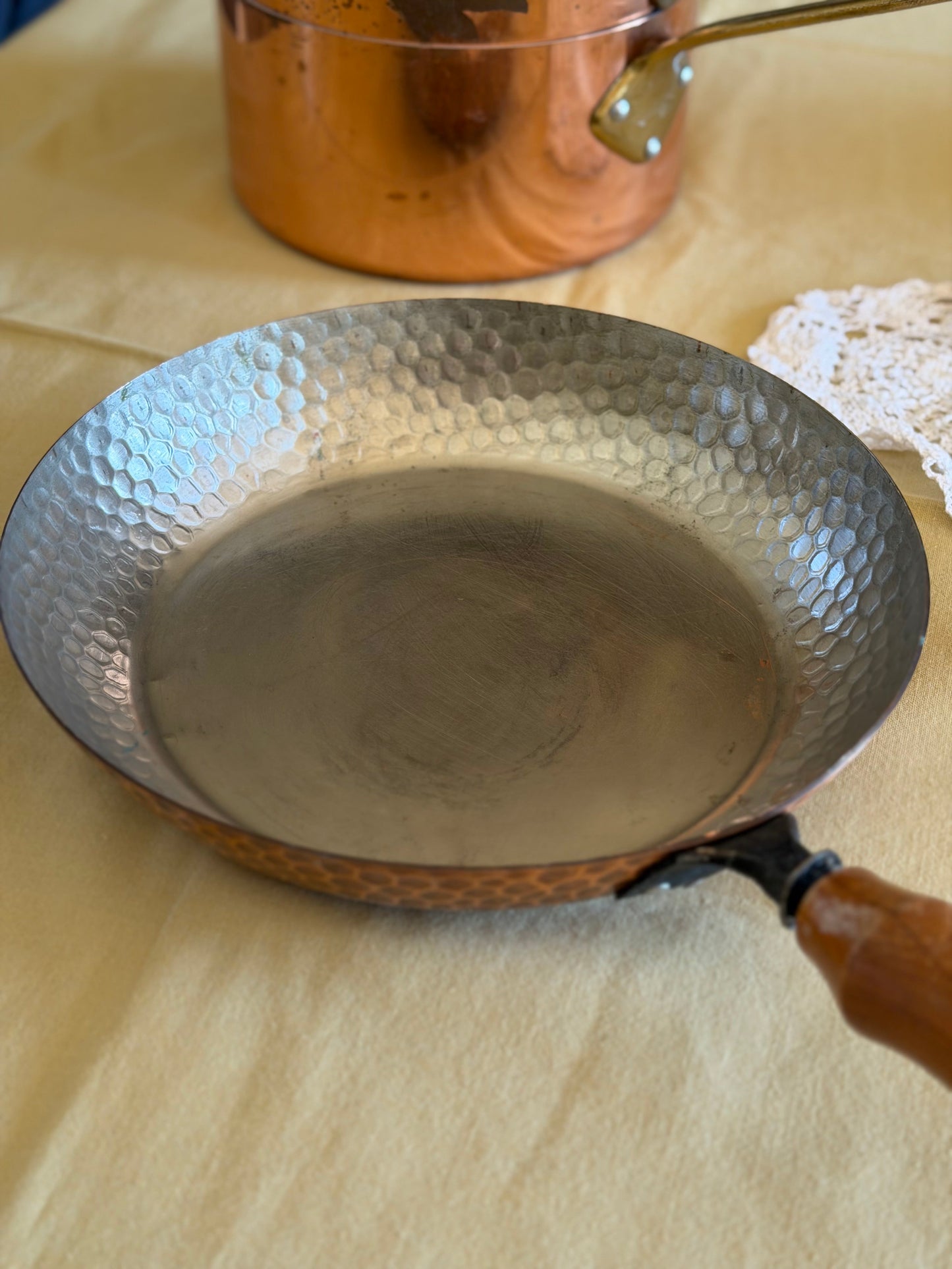 Tigaie din cupru ciocănit cu mâner din lemn, 1960