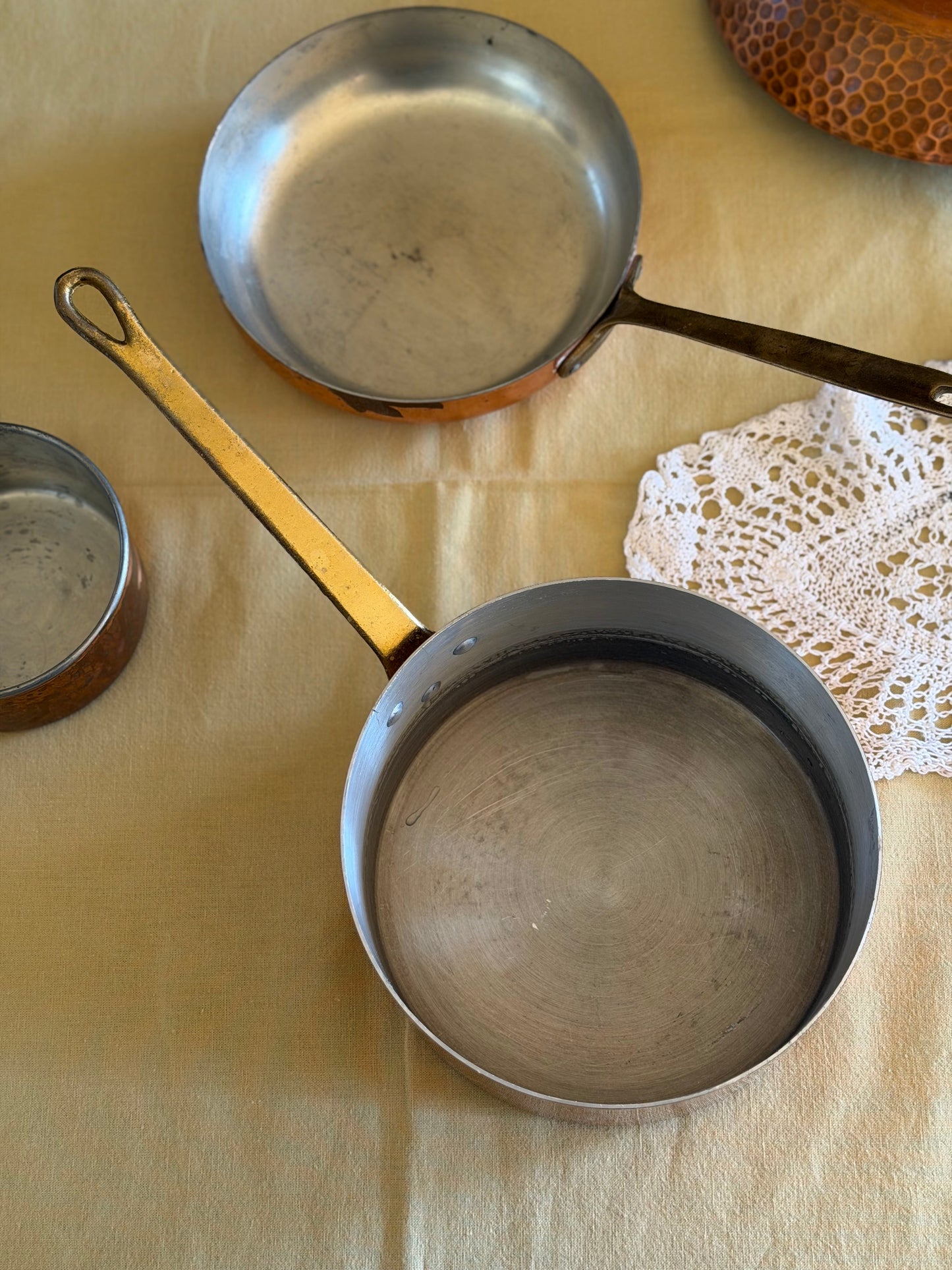 Cratițǎ vintage din cupru și alamǎ cu capac deosebit, 1960