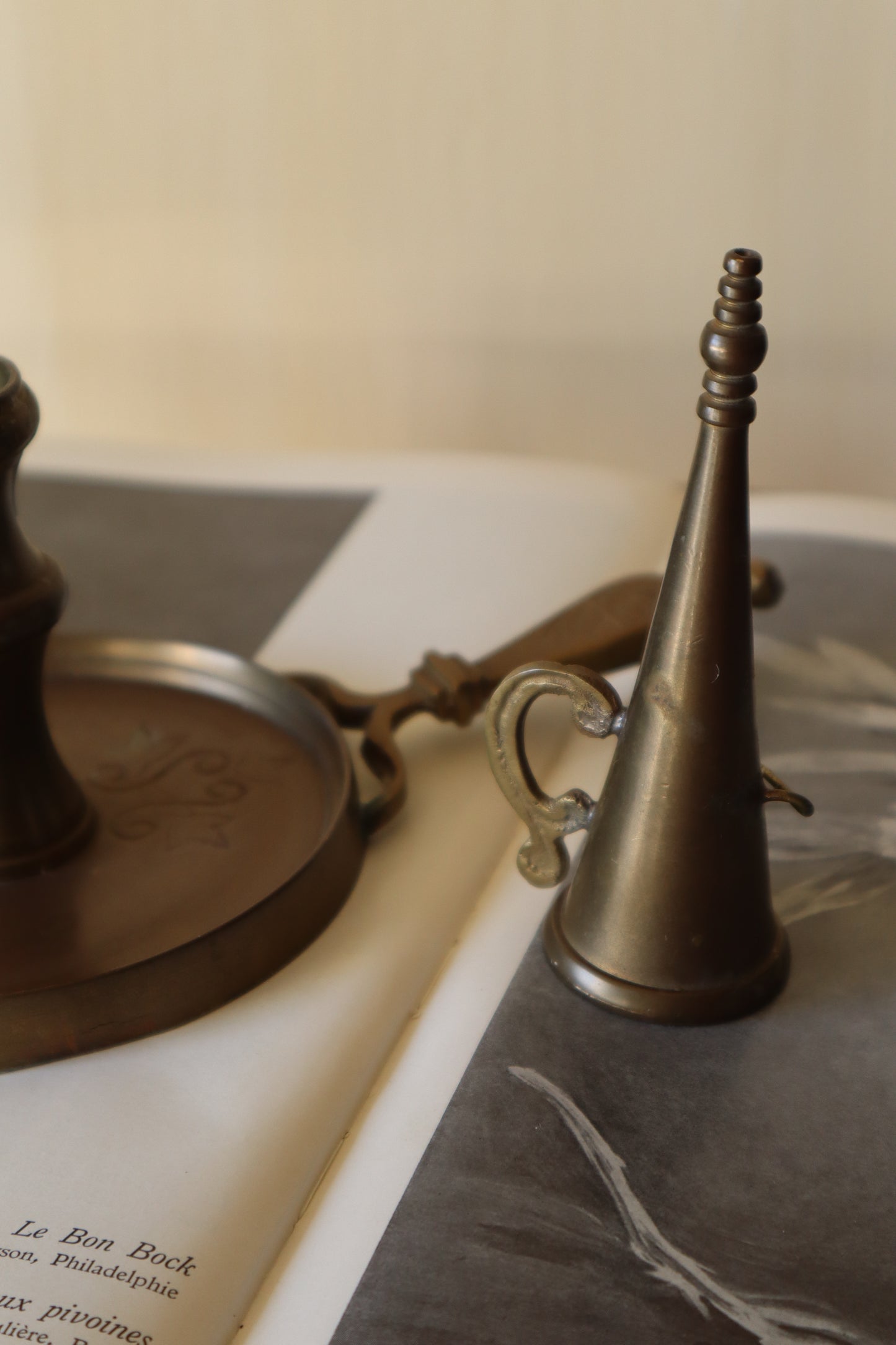 Suport și stingător de lumânări indian din alamă