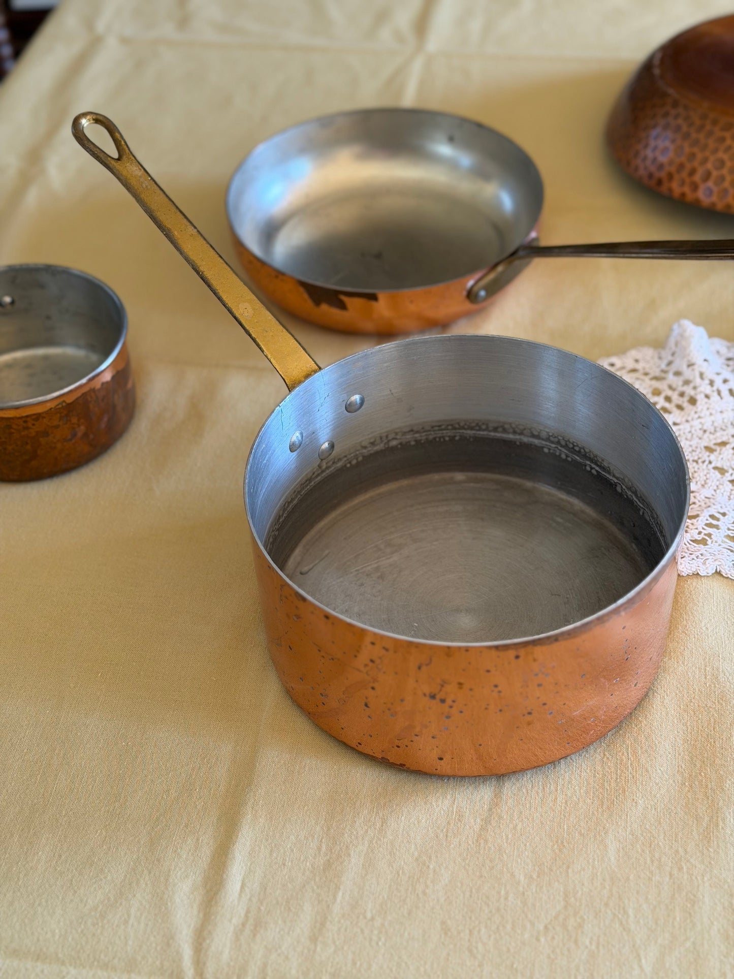 Cratițǎ vintage din cupru și alamǎ cu capac deosebit, 1960