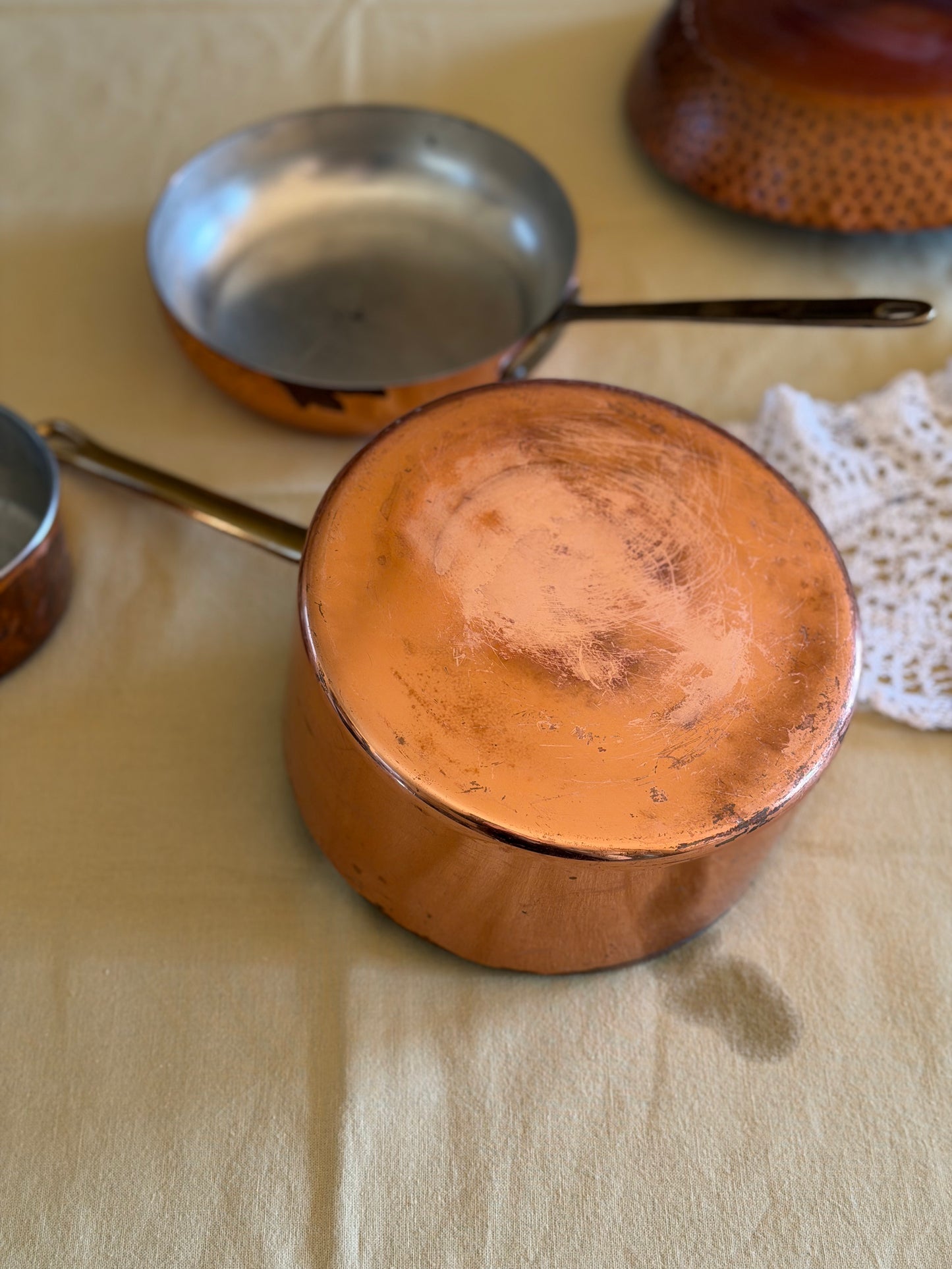 Cratițǎ vintage din cupru și alamǎ cu capac deosebit, 1960