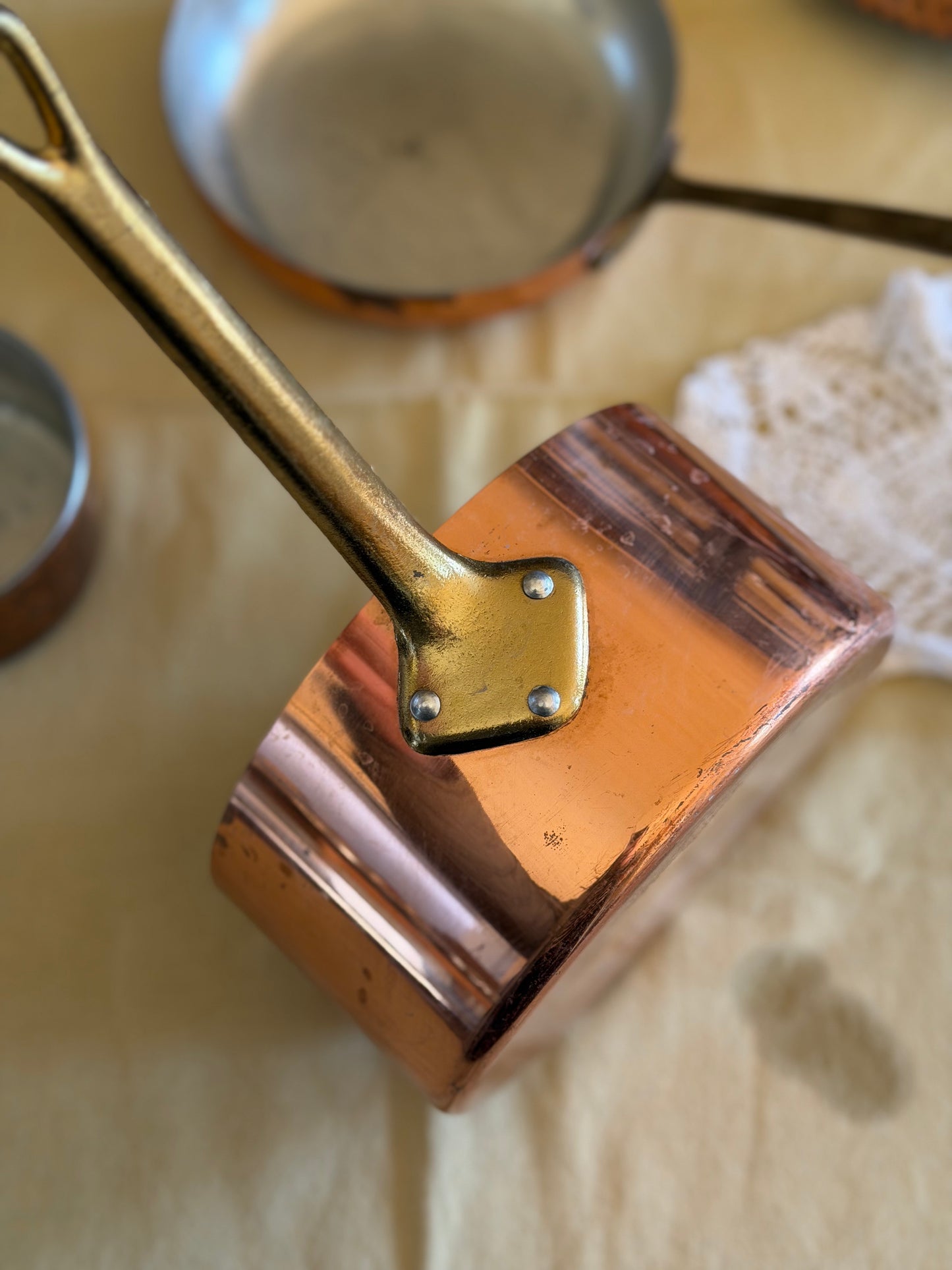 Cratițǎ vintage din cupru și alamǎ cu capac deosebit, 1960