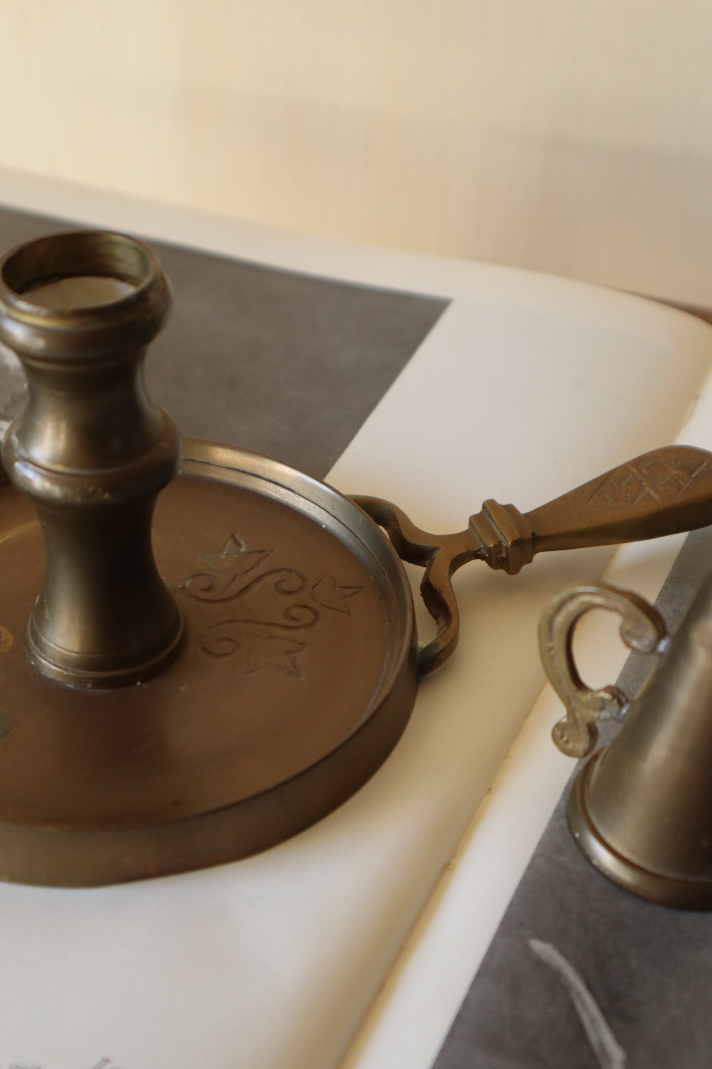 Suport și stingător de lumânări indian din alamă