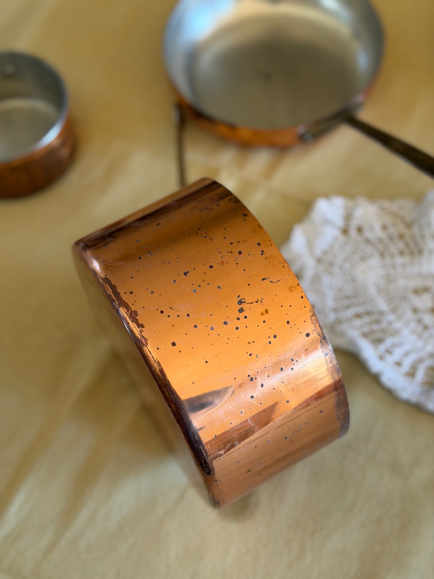 Cratițǎ vintage din cupru și alamǎ cu capac deosebit, 1960