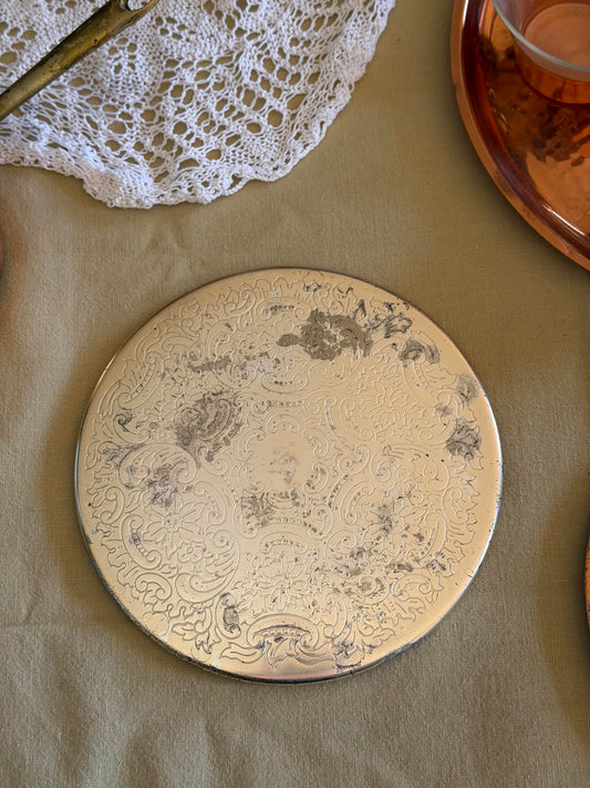 Suport vintage argintat pentru produse fierbinți cu gravurǎ floralǎ, cea 1980