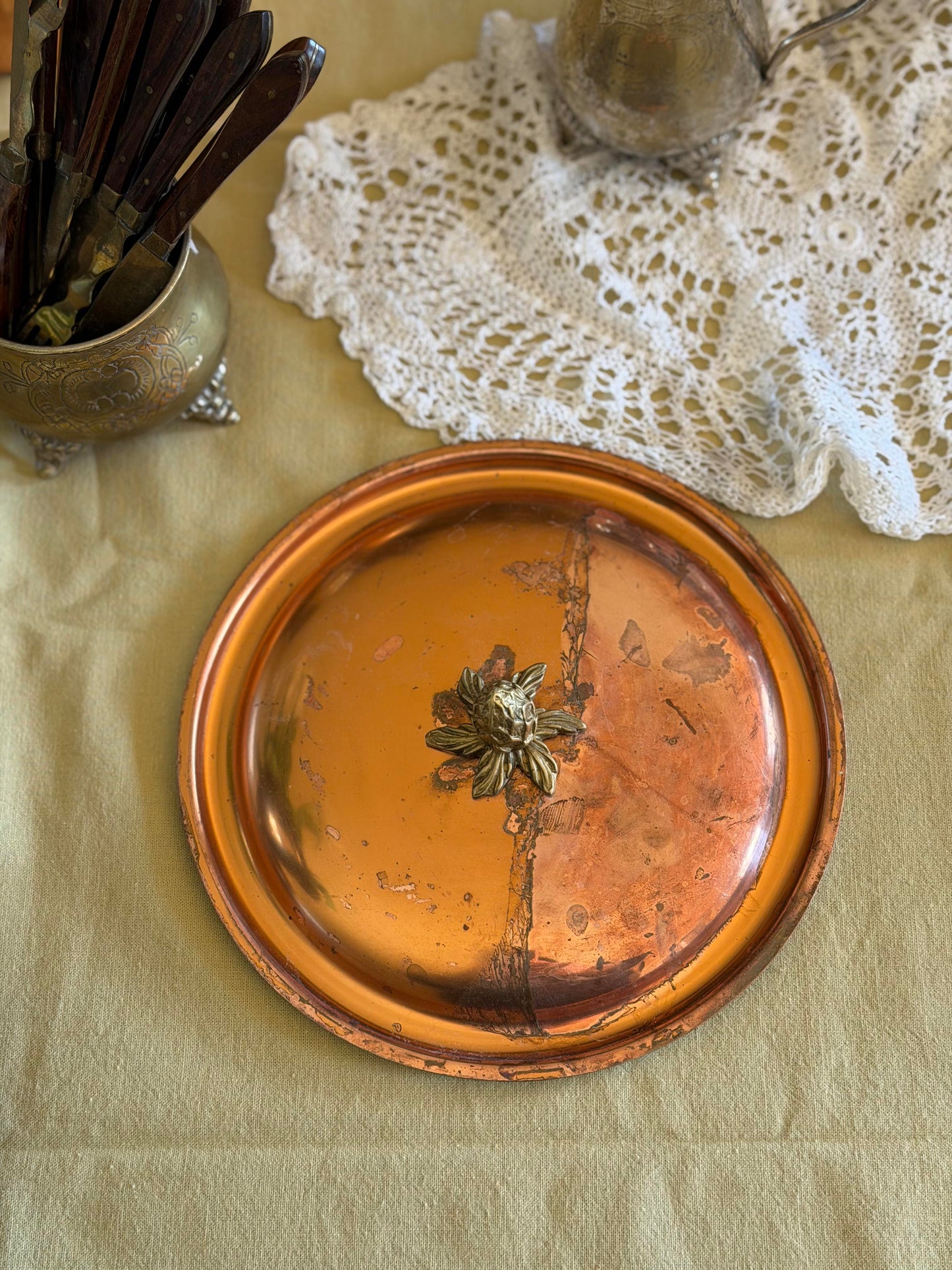 Cratițǎ vintage din cupru și alamǎ cu capac deosebit, 1960