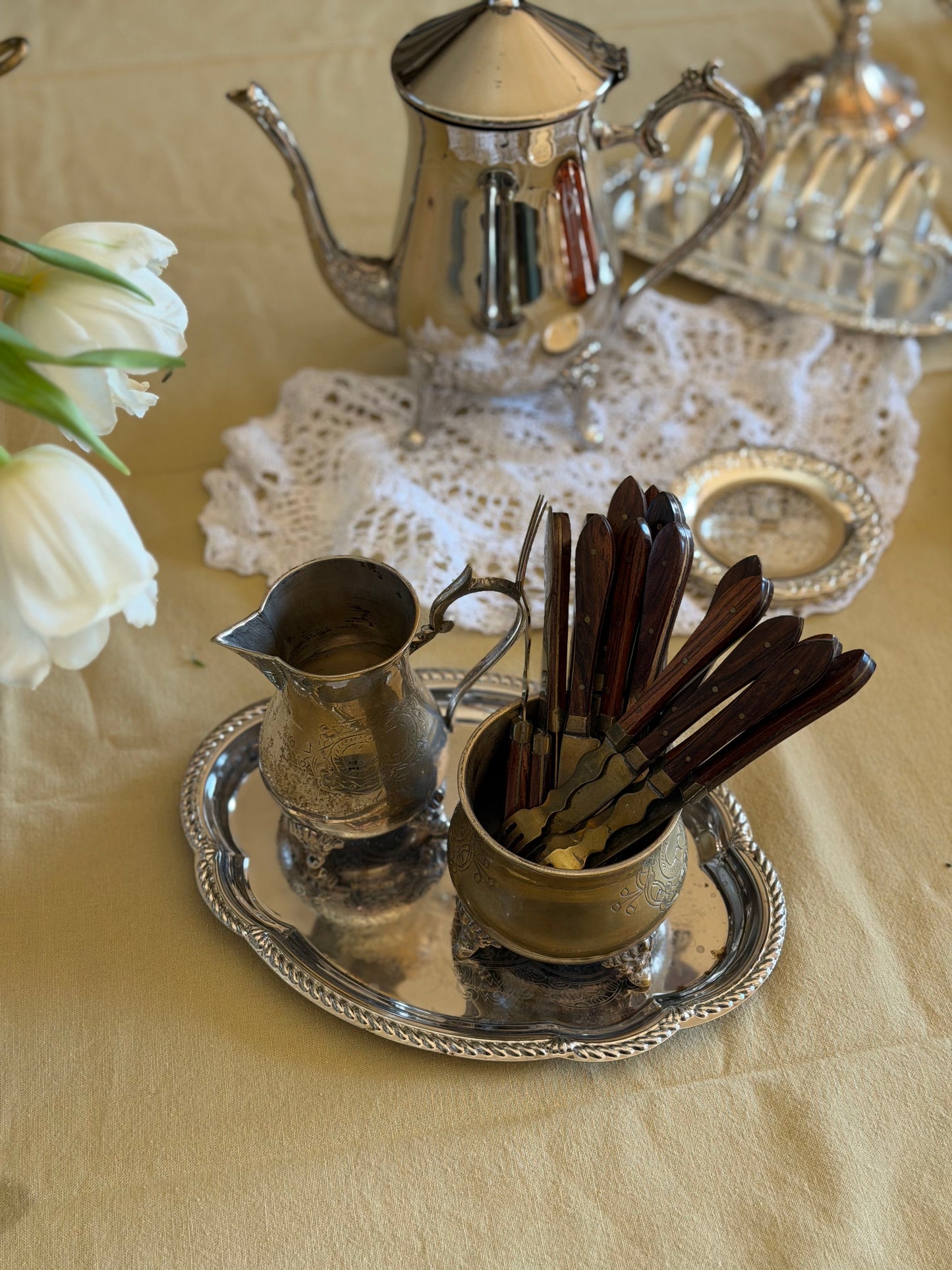 Tavǎ ovalǎ pentru servire placatǎ cu argint și gravuri detaliate