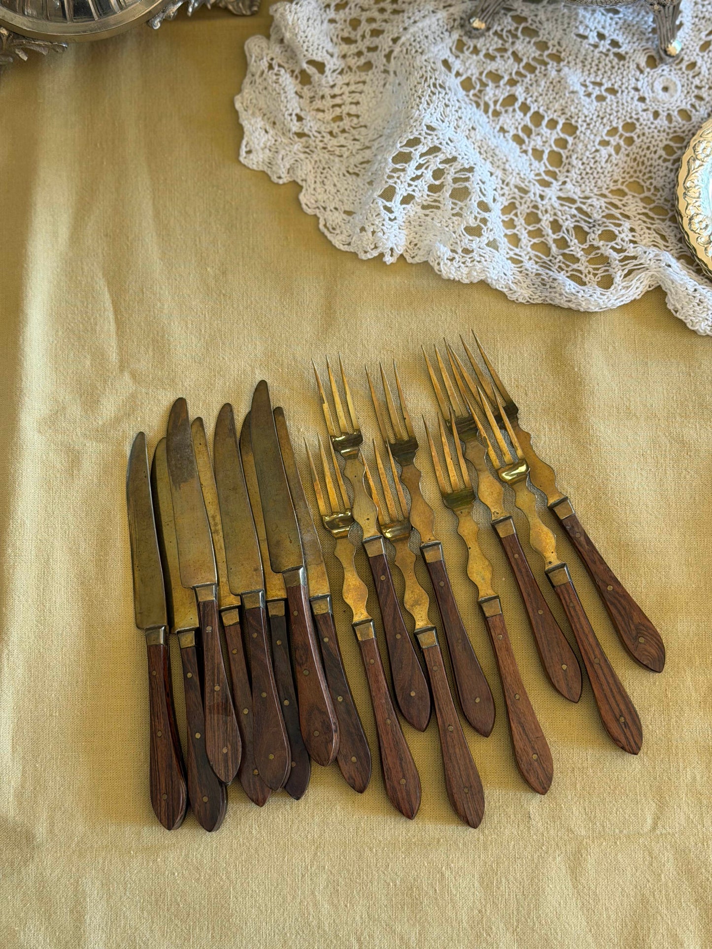 Set de 8 furculițe și 8 cuțitaşe rare din alamǎ și mâner de lemn sec XIX, DEPOSE