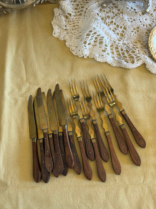 Set de 8 furculițe și 8 cuțitaşe rare din alamǎ și mâner de lemn sec XIX, DEPOSE