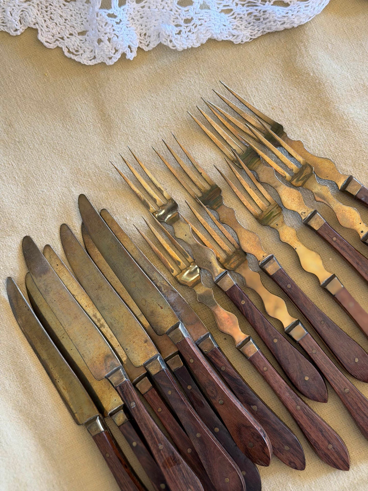 Set de 8 furculițe și 8 cuțitaşe rare din alamǎ și mâner de lemn sec XIX, DEPOSE