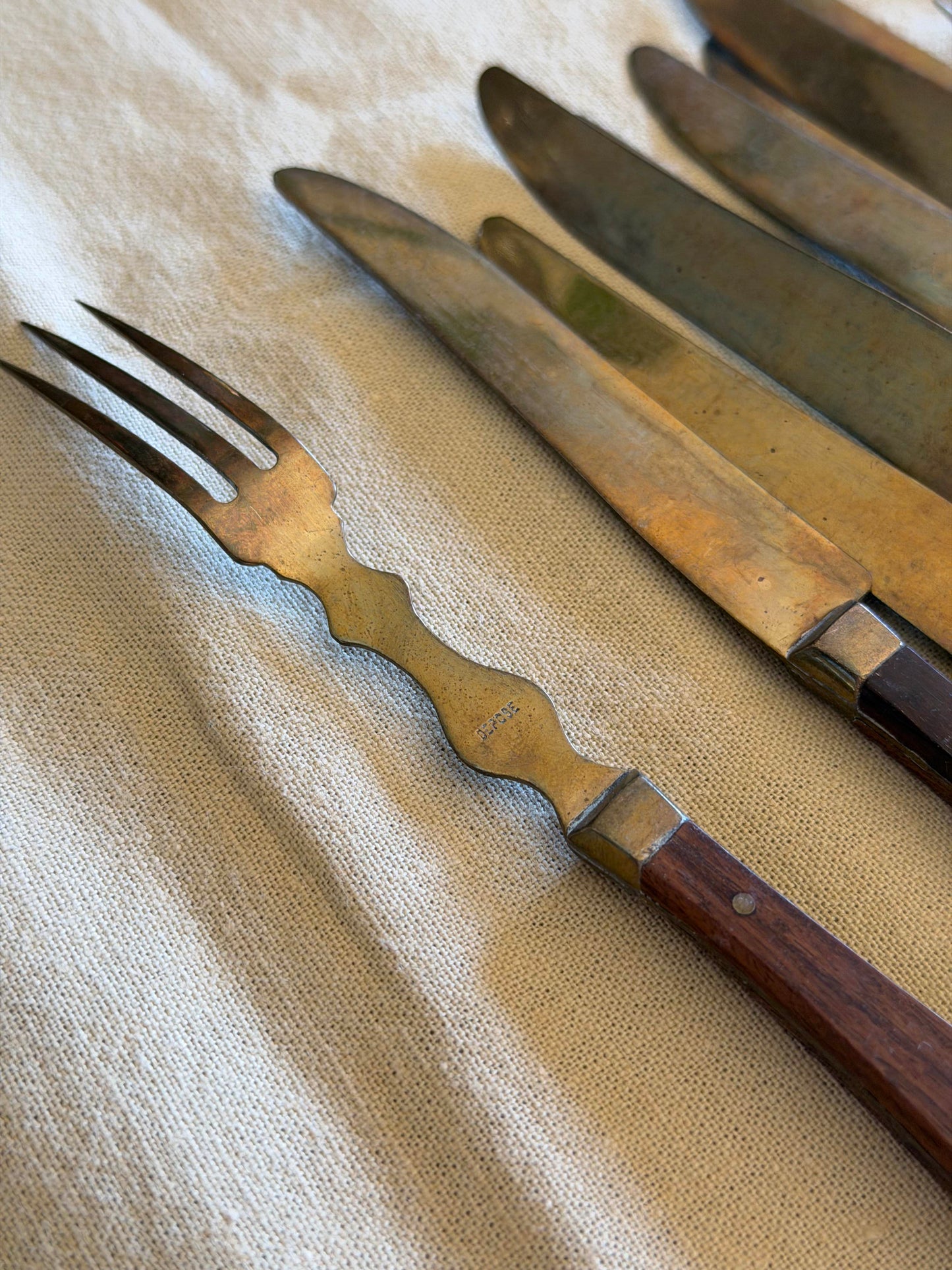 Set de 8 furculițe și 8 cuțitaşe rare din alamǎ și mâner de lemn sec XIX, DEPOSE