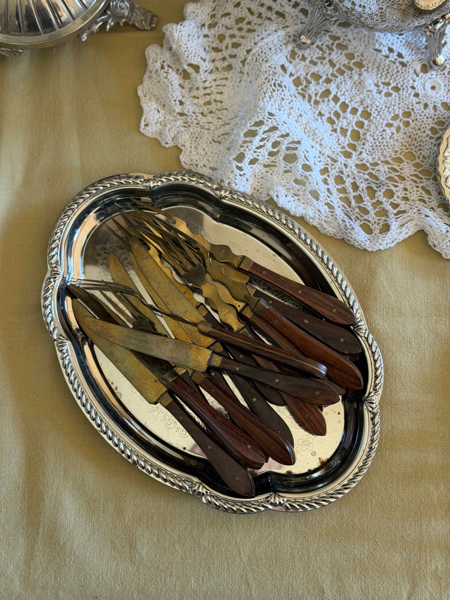 Set de 8 furculițe și 8 cuțitaşe rare din alamǎ și mâner de lemn sec XIX, DEPOSE