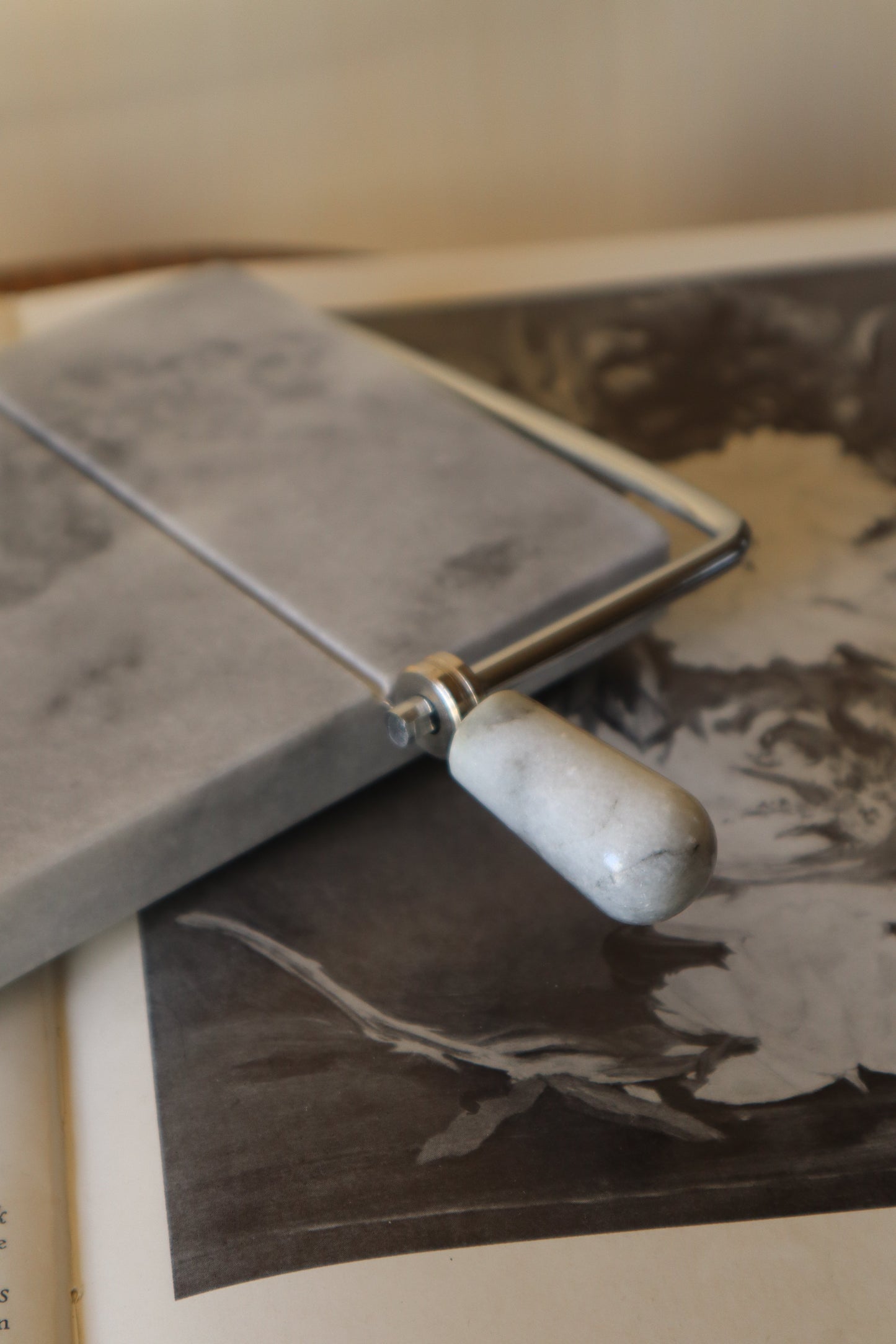 Feliator din marmură pentru brânzeturi