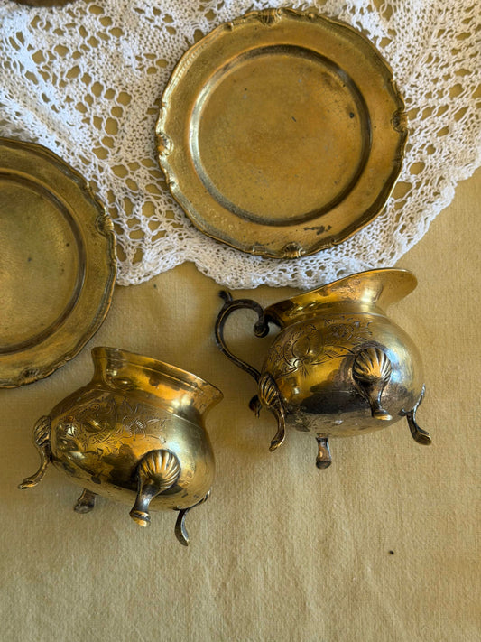 Set de zaharnițǎ și latierǎ din alamǎ, 1930