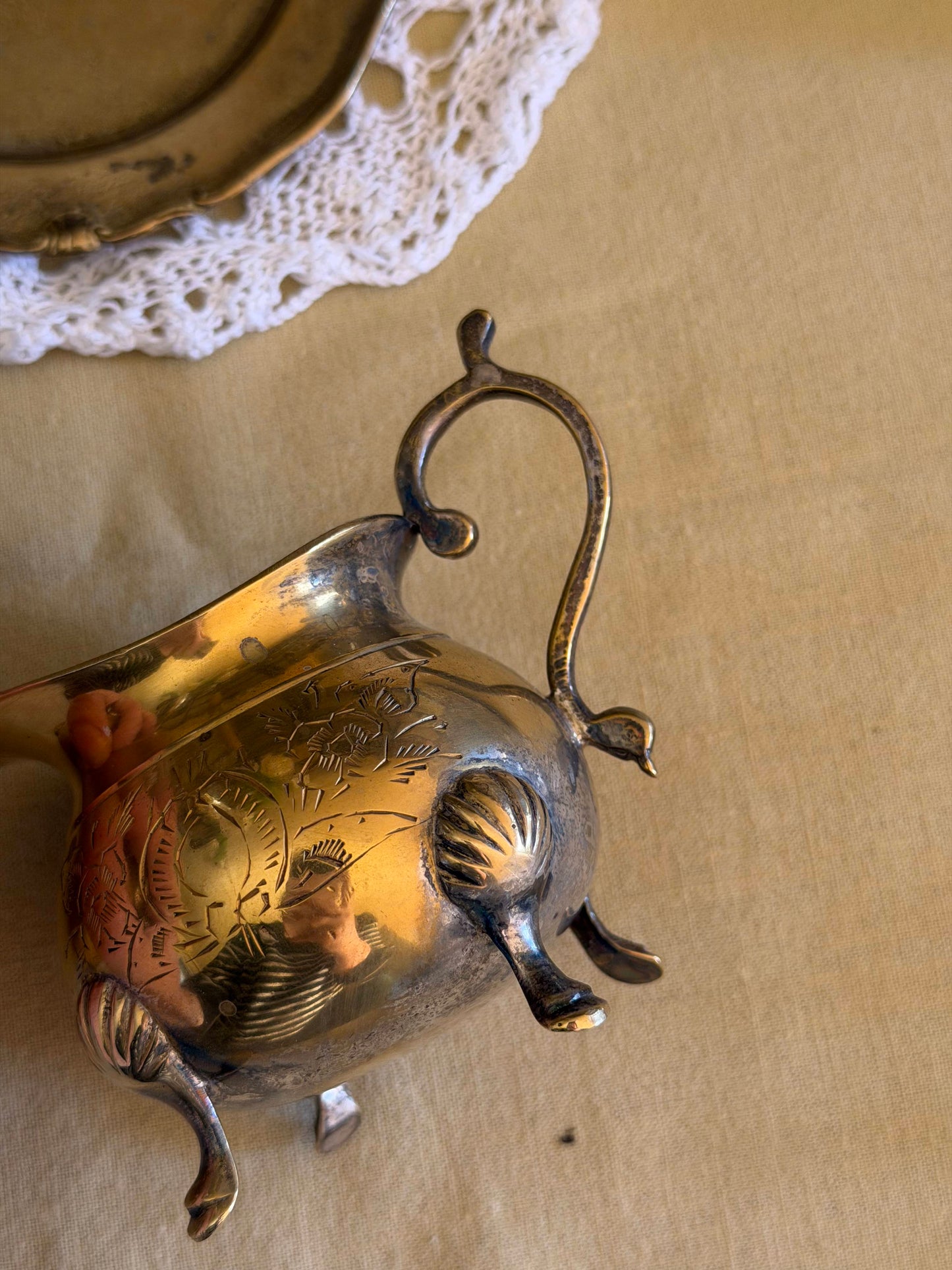 Set de zaharnițǎ și latierǎ din alamǎ, 1930