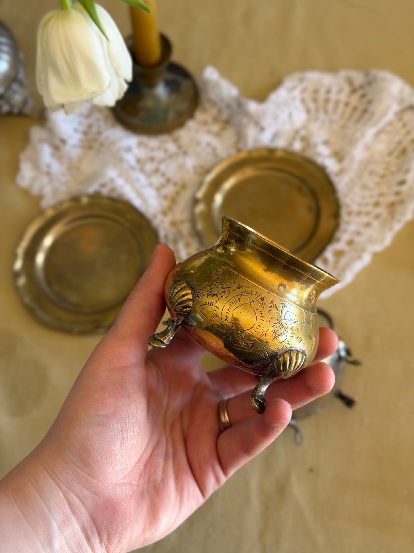 Set de zaharnițǎ și latierǎ din alamǎ, 1930