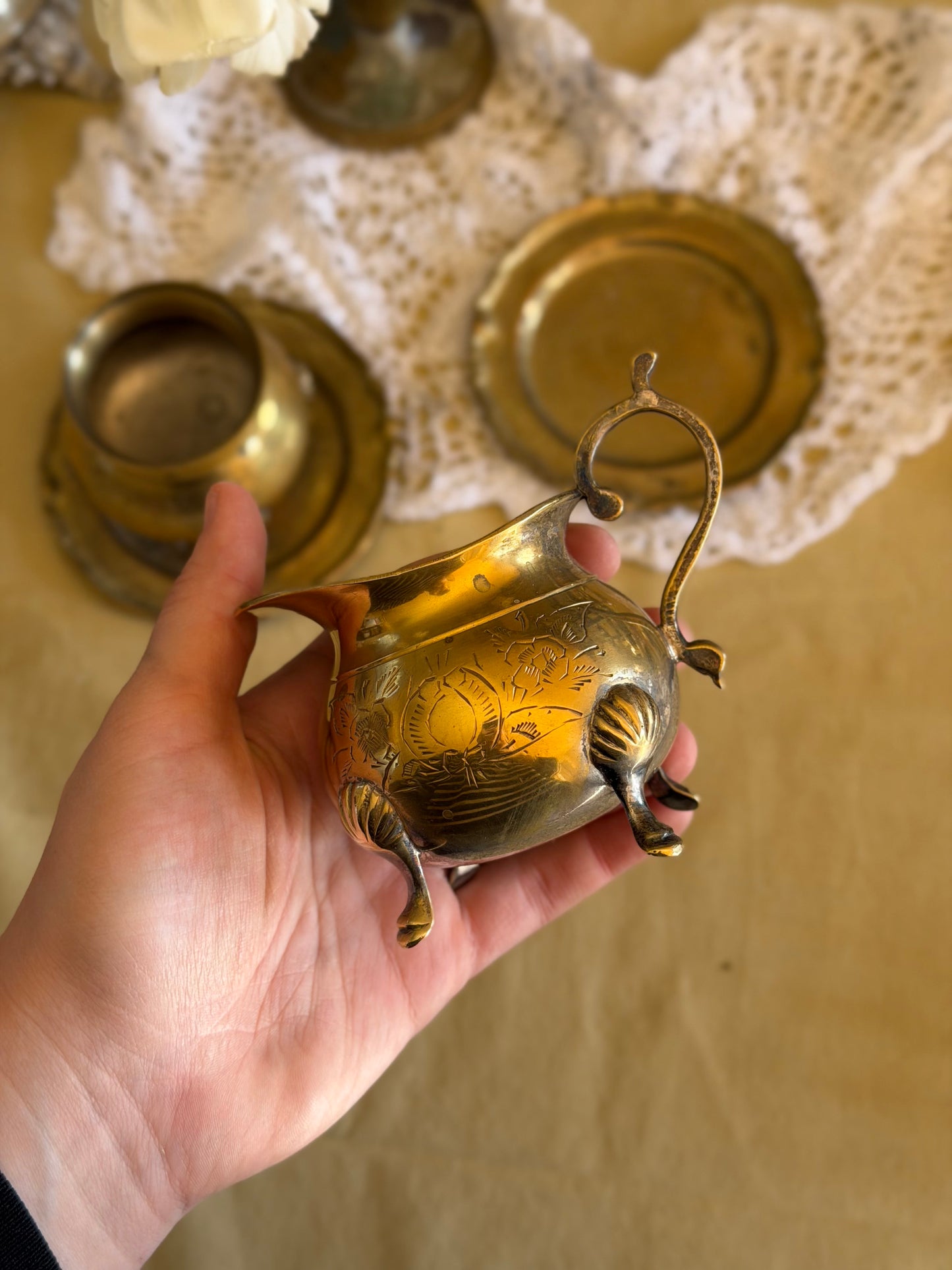 Set de zaharnițǎ și latierǎ din alamǎ, 1930