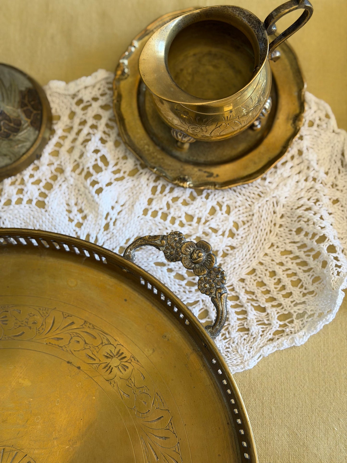 Tavǎ mare din alamǎ argintatǎ gravatǎ și mânere florale, cca 1950