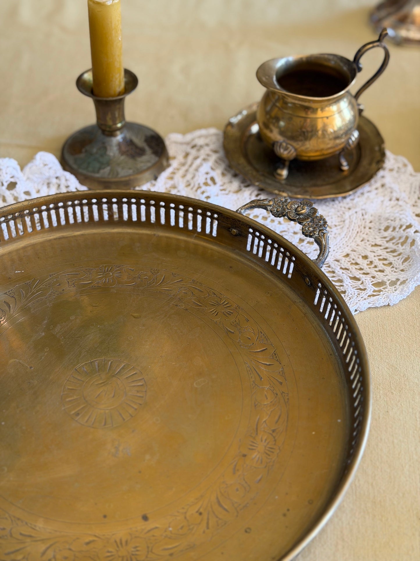 Tavǎ mare din alamǎ argintatǎ gravatǎ și mânere florale, cca 1950