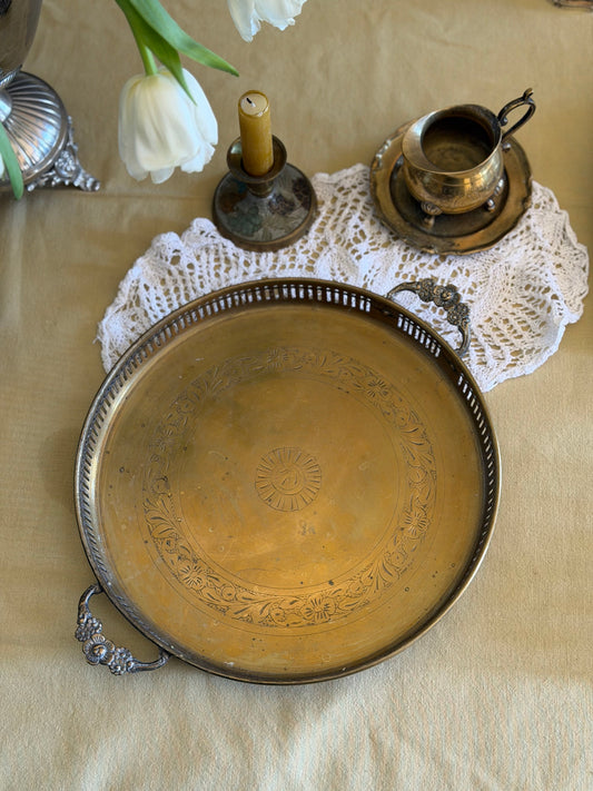 Tavǎ mare din alamǎ argintatǎ gravatǎ și mânere florale, cca 1950