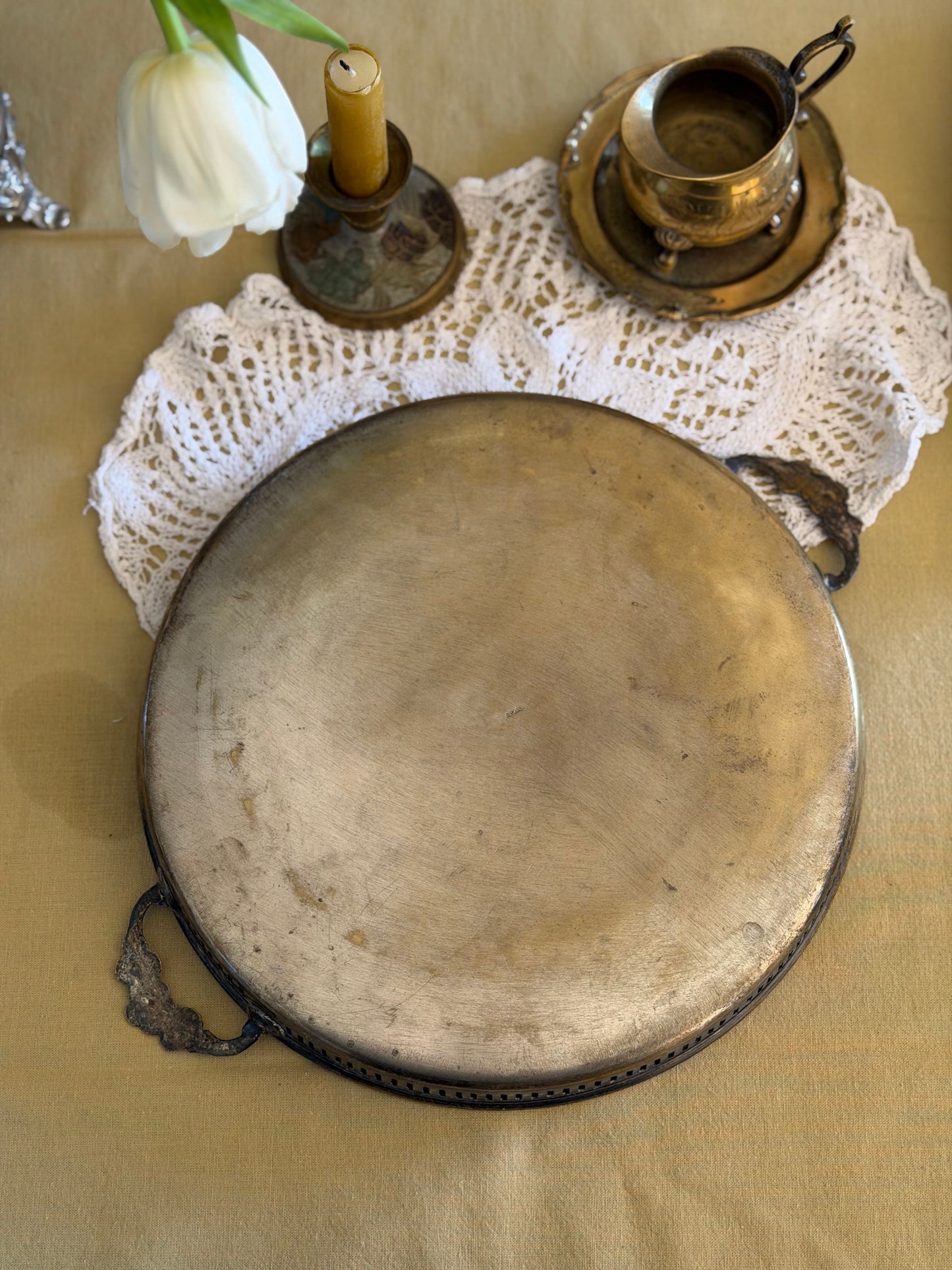 Tavǎ mare din alamǎ argintatǎ gravatǎ și mânere florale, cca 1950