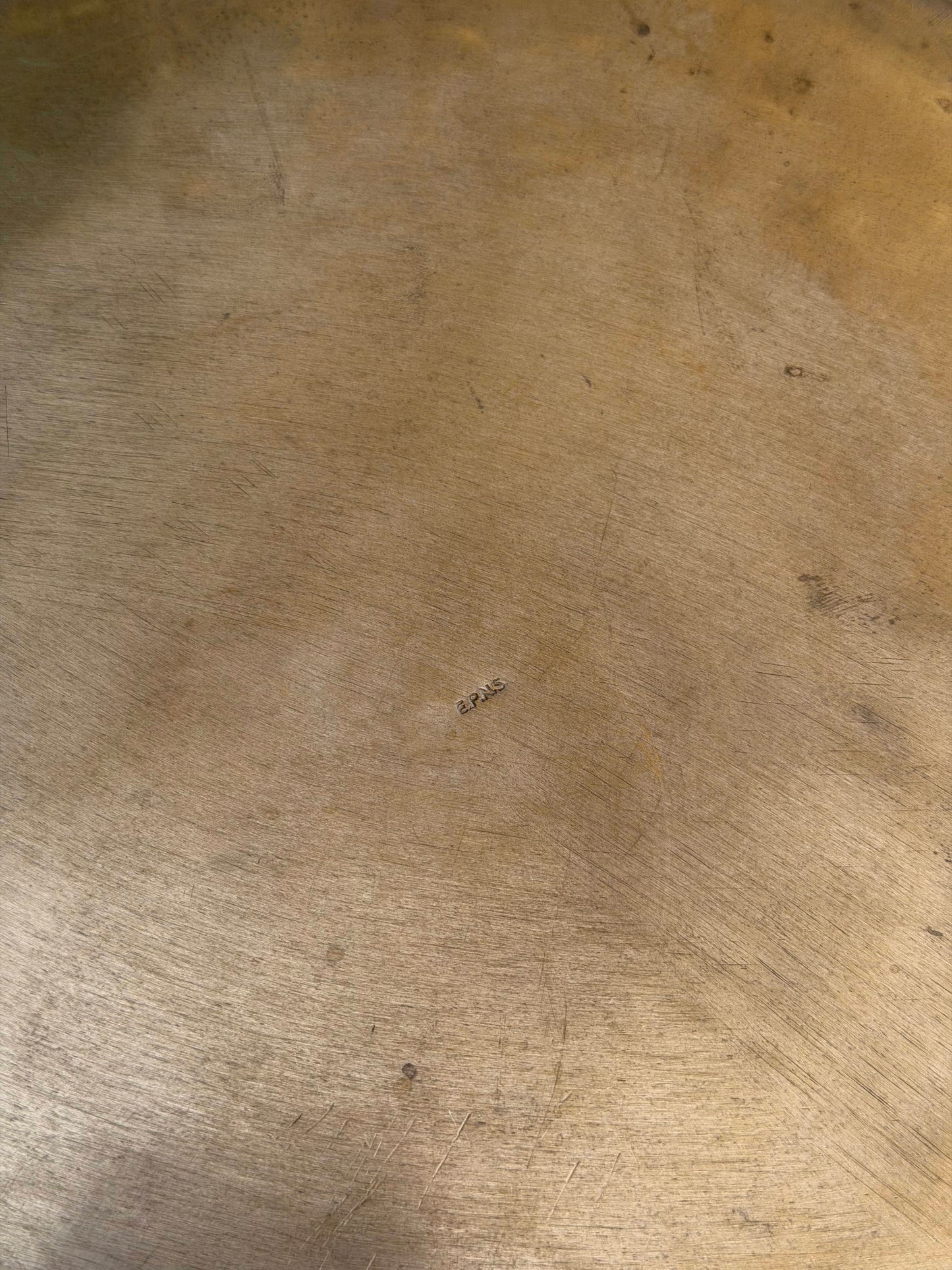 Tavǎ mare din alamǎ argintatǎ gravatǎ și mânere florale, cca 1950