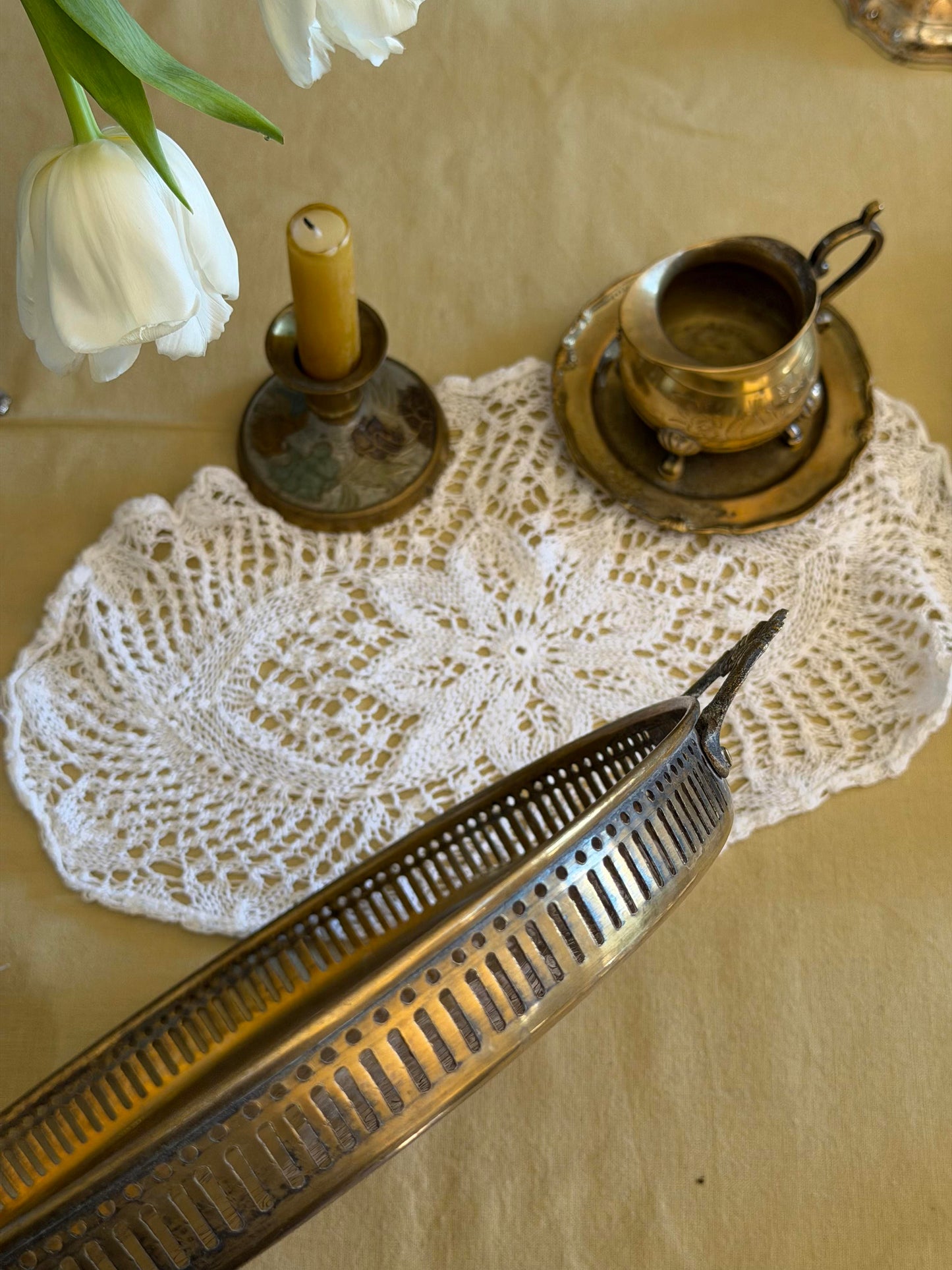 Tavǎ mare din alamǎ argintatǎ gravatǎ și mânere florale, cca 1950