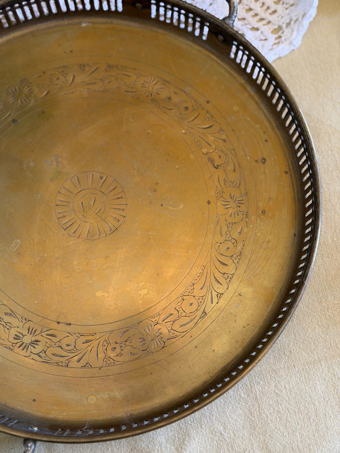 Tavǎ mare din alamǎ argintatǎ gravatǎ și mânere florale, cca 1950