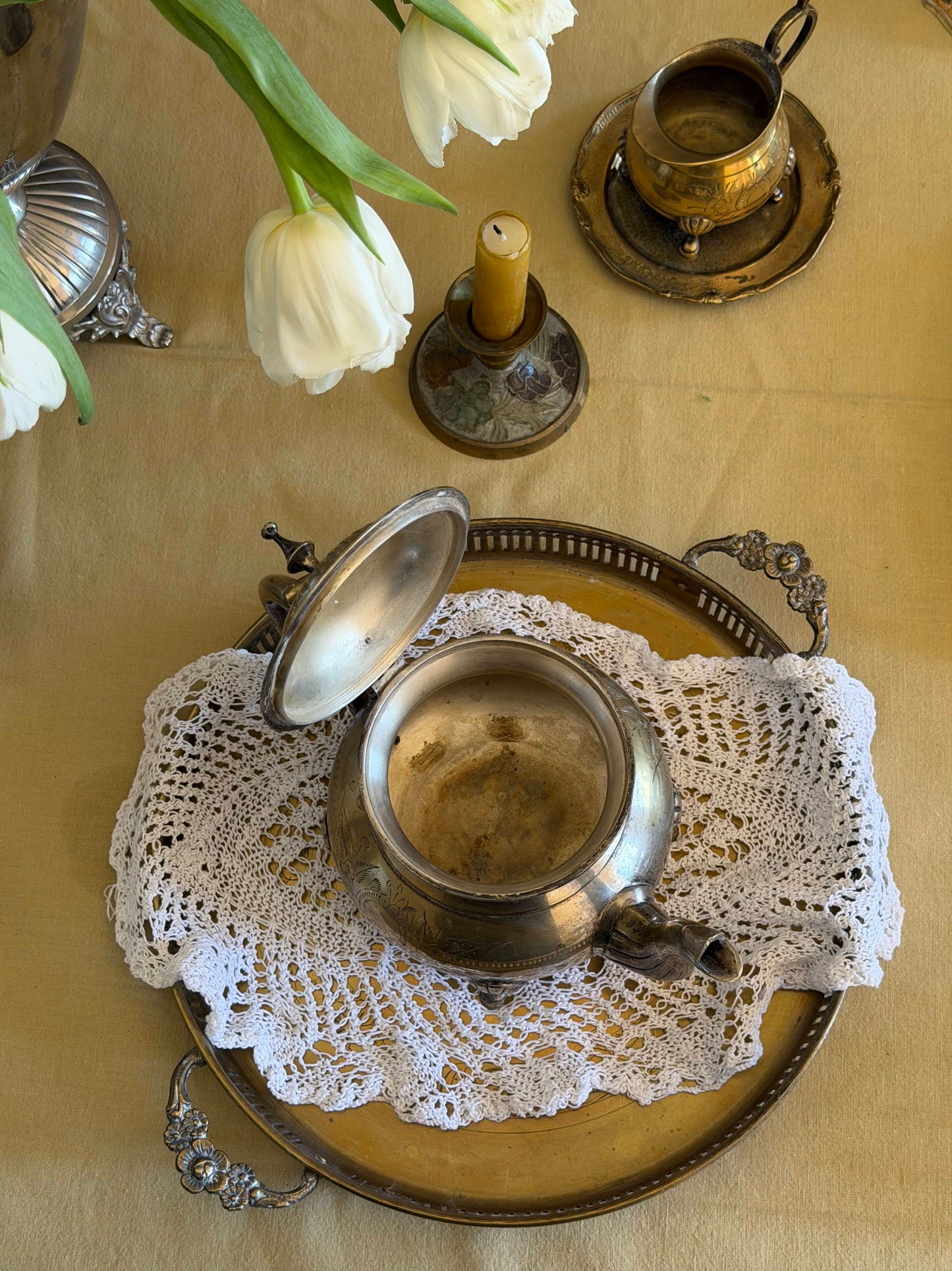 Tavǎ mare din alamǎ argintatǎ gravatǎ și mânere florale, cca 1950