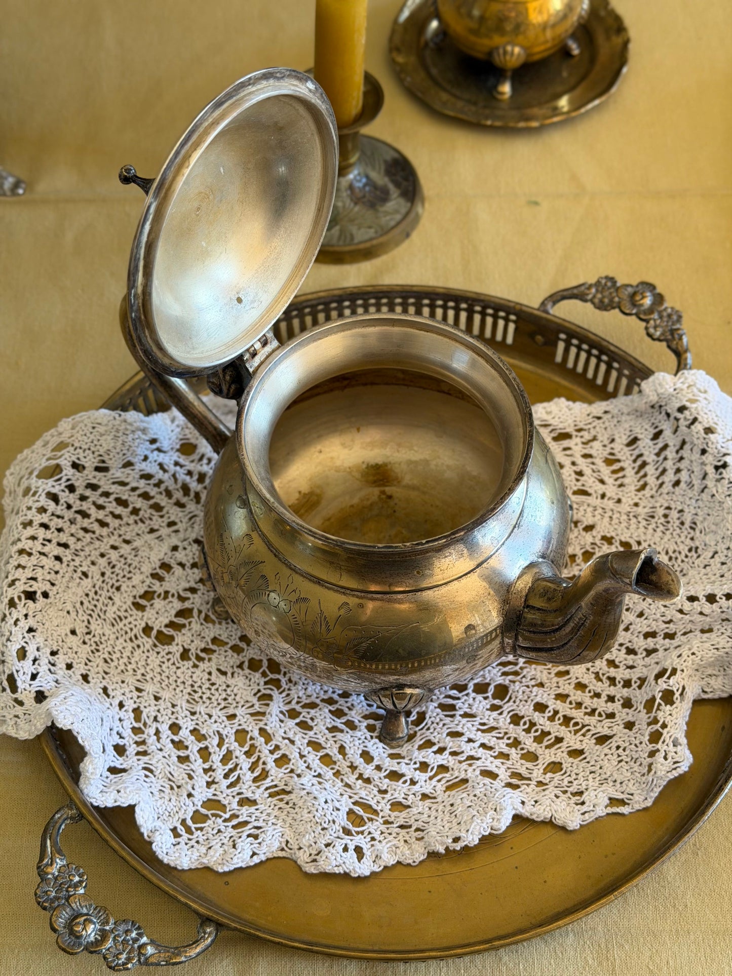 Ceainic din alamǎ argintatǎ masivǎ gravatǎ, cca 1930