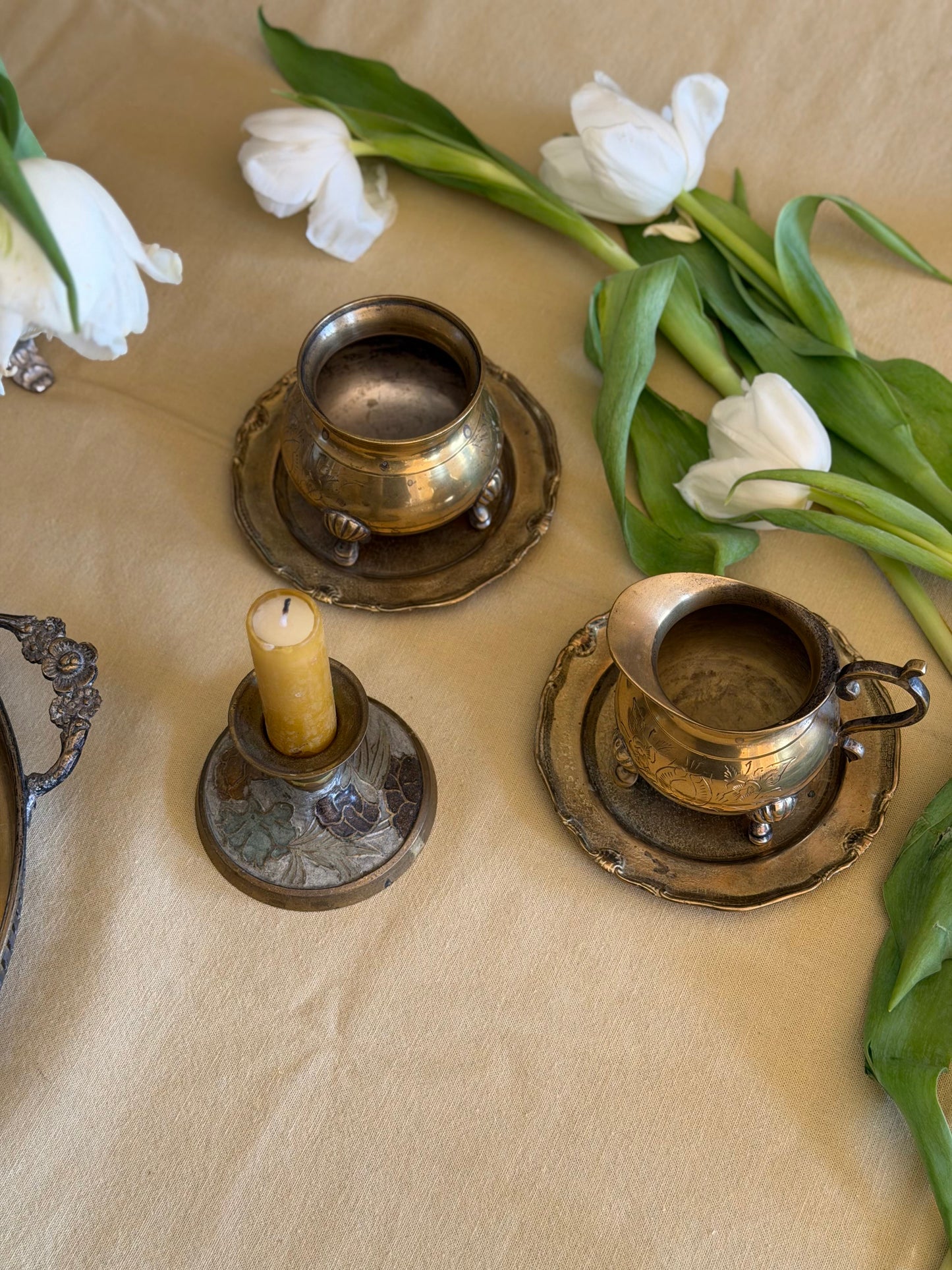 Set de zaharnițǎ și latierǎ din alamǎ, 1930