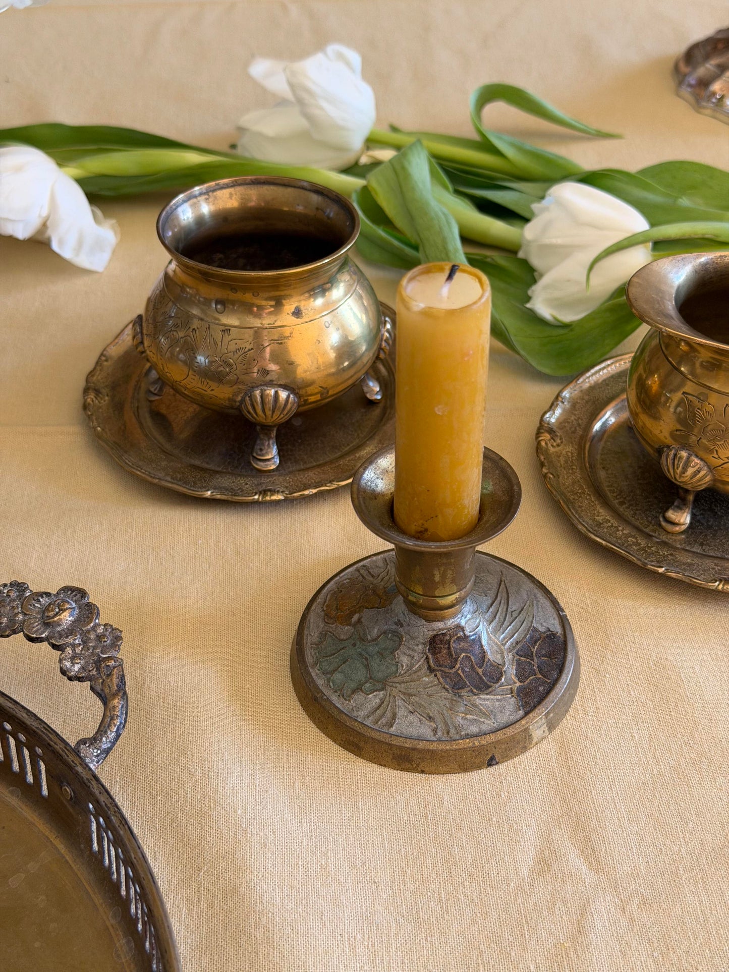 Suport vintage de lumânare din alamǎ cu model floral gravat