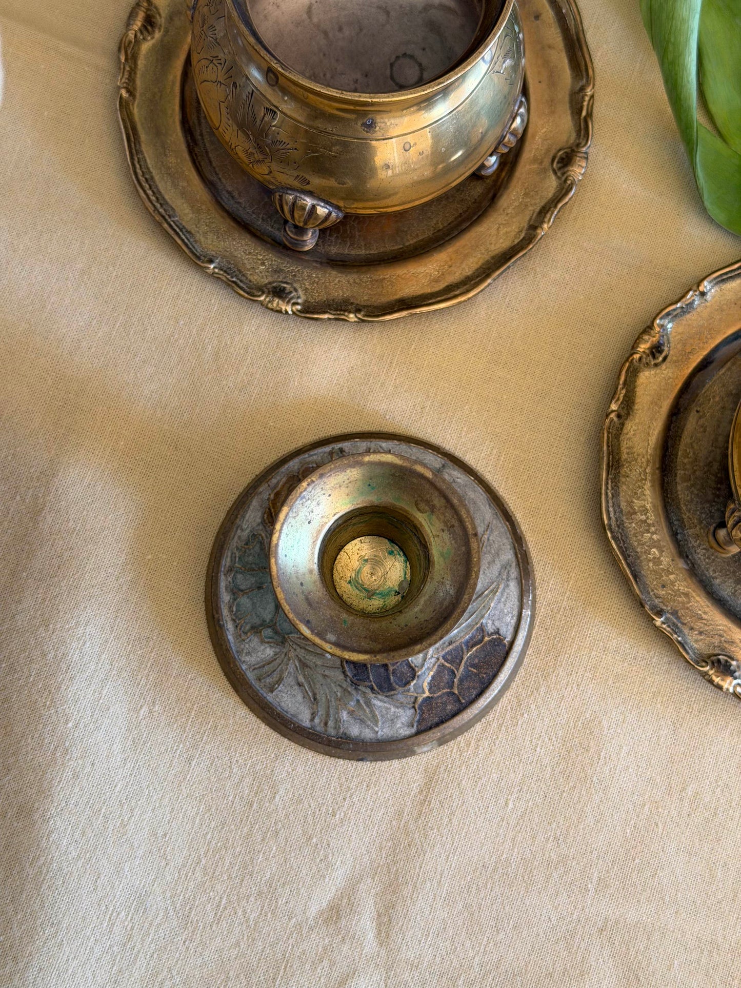 Suport vintage de lumânare din alamǎ cu model floral gravat