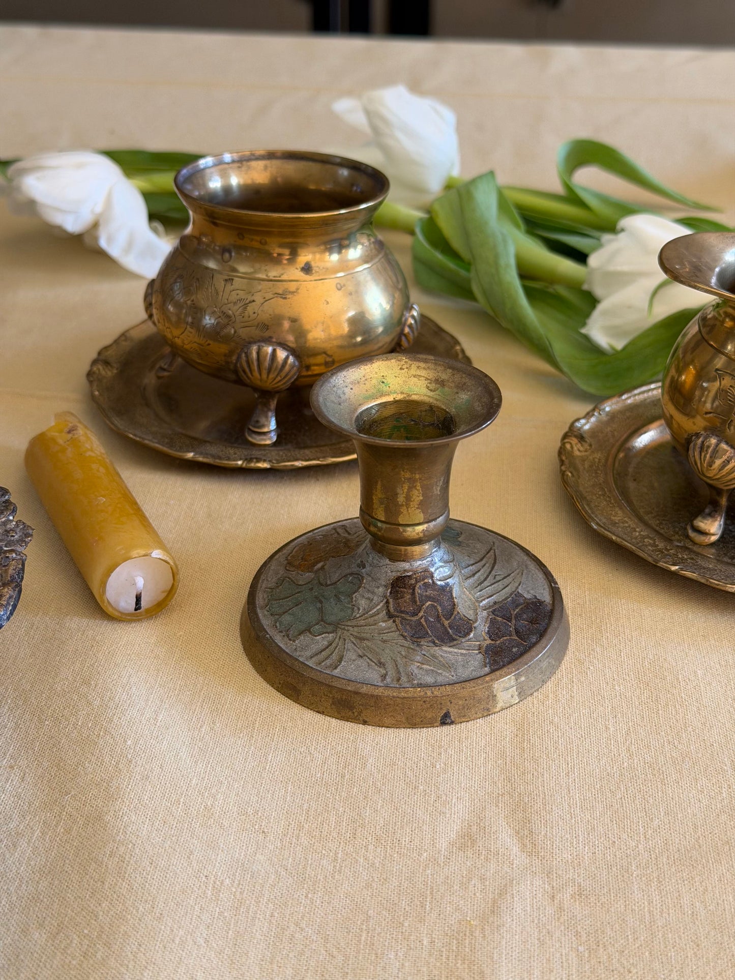 Suport vintage de lumânare din alamǎ cu model floral gravat