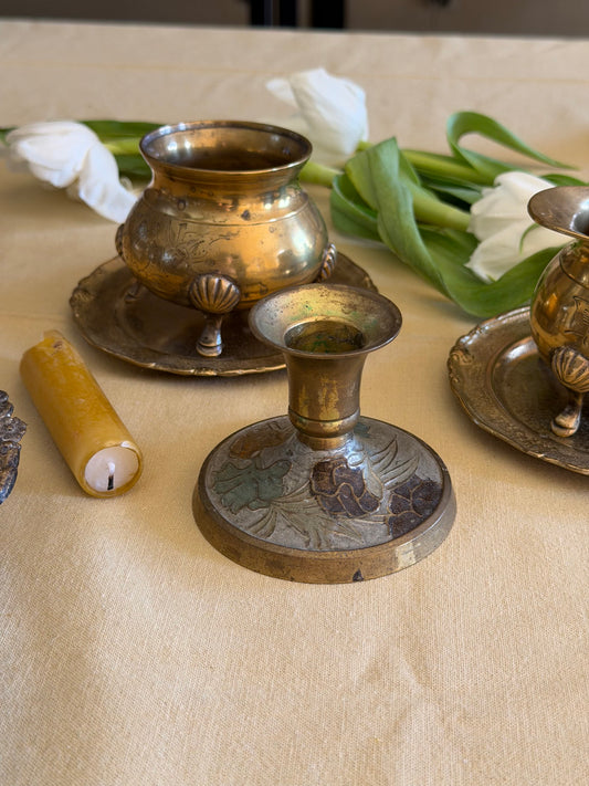 Suport vintage de lumânare din alamǎ cu model floral gravat