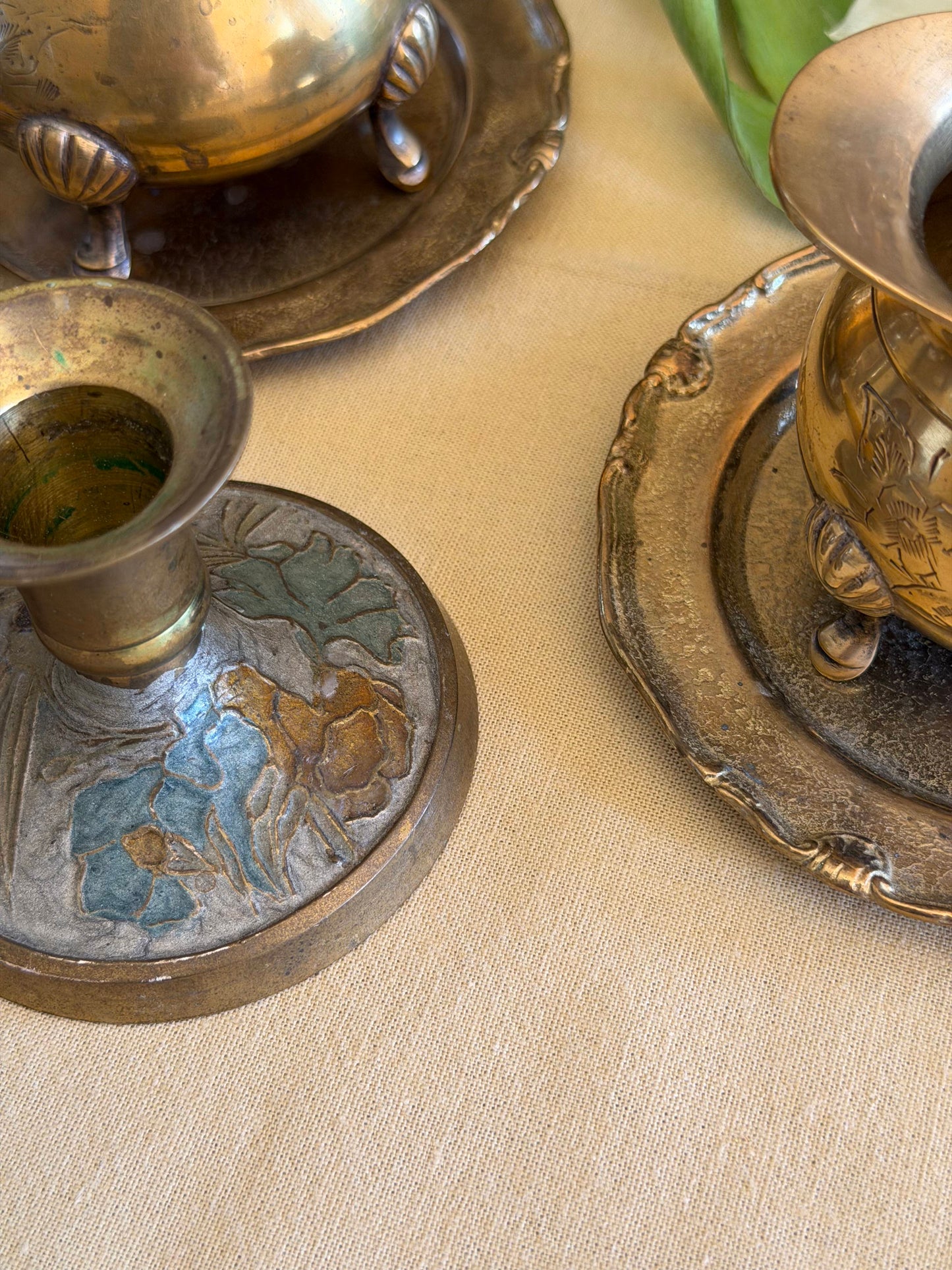 Suport vintage de lumânare din alamǎ cu model floral gravat