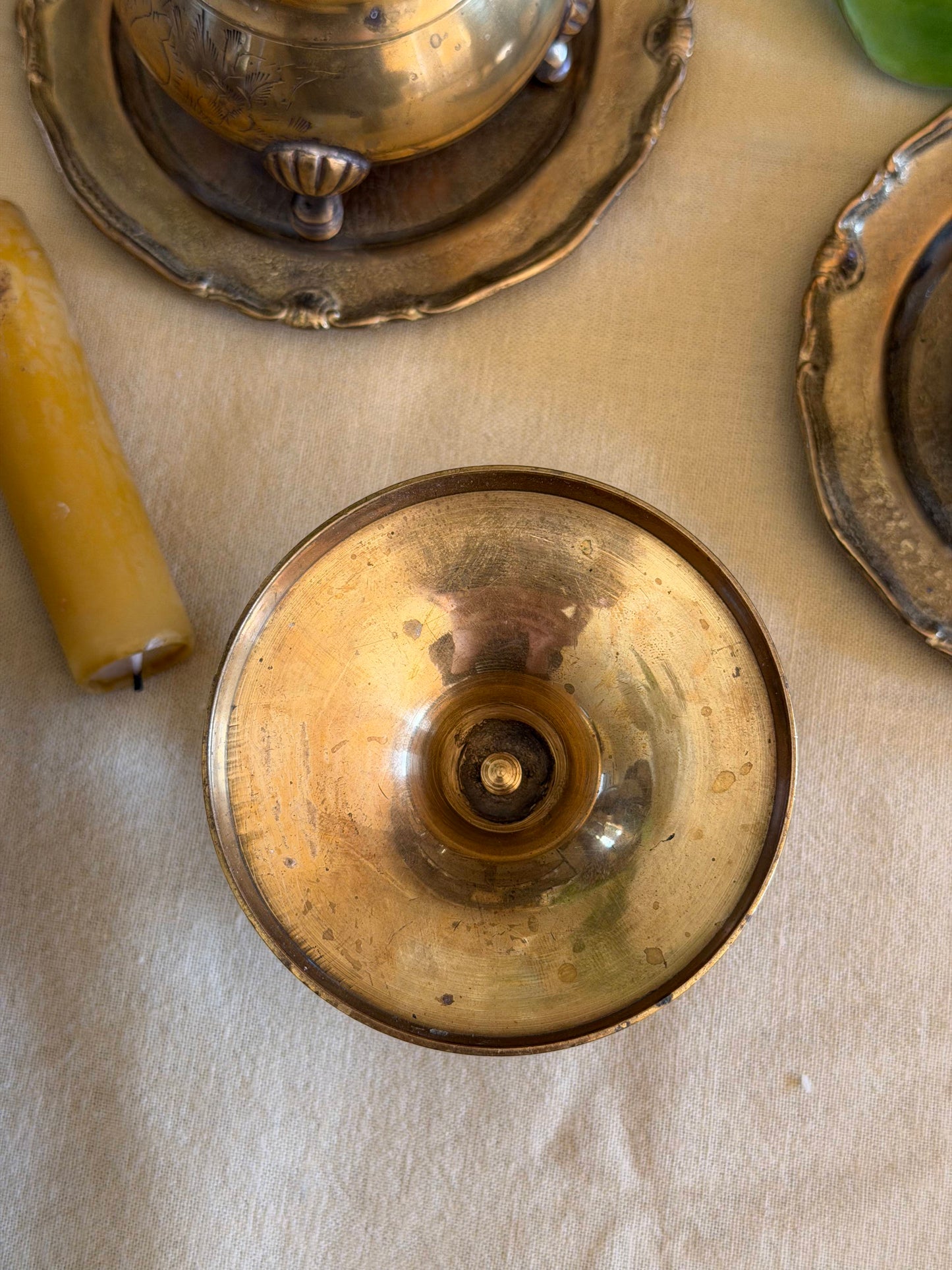 Suport vintage de lumânare din alamǎ cu model floral gravat