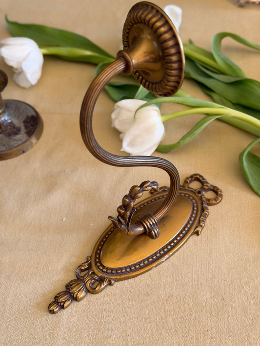 Suport masiv din bronz pentru lumânare de perete din alamǎ