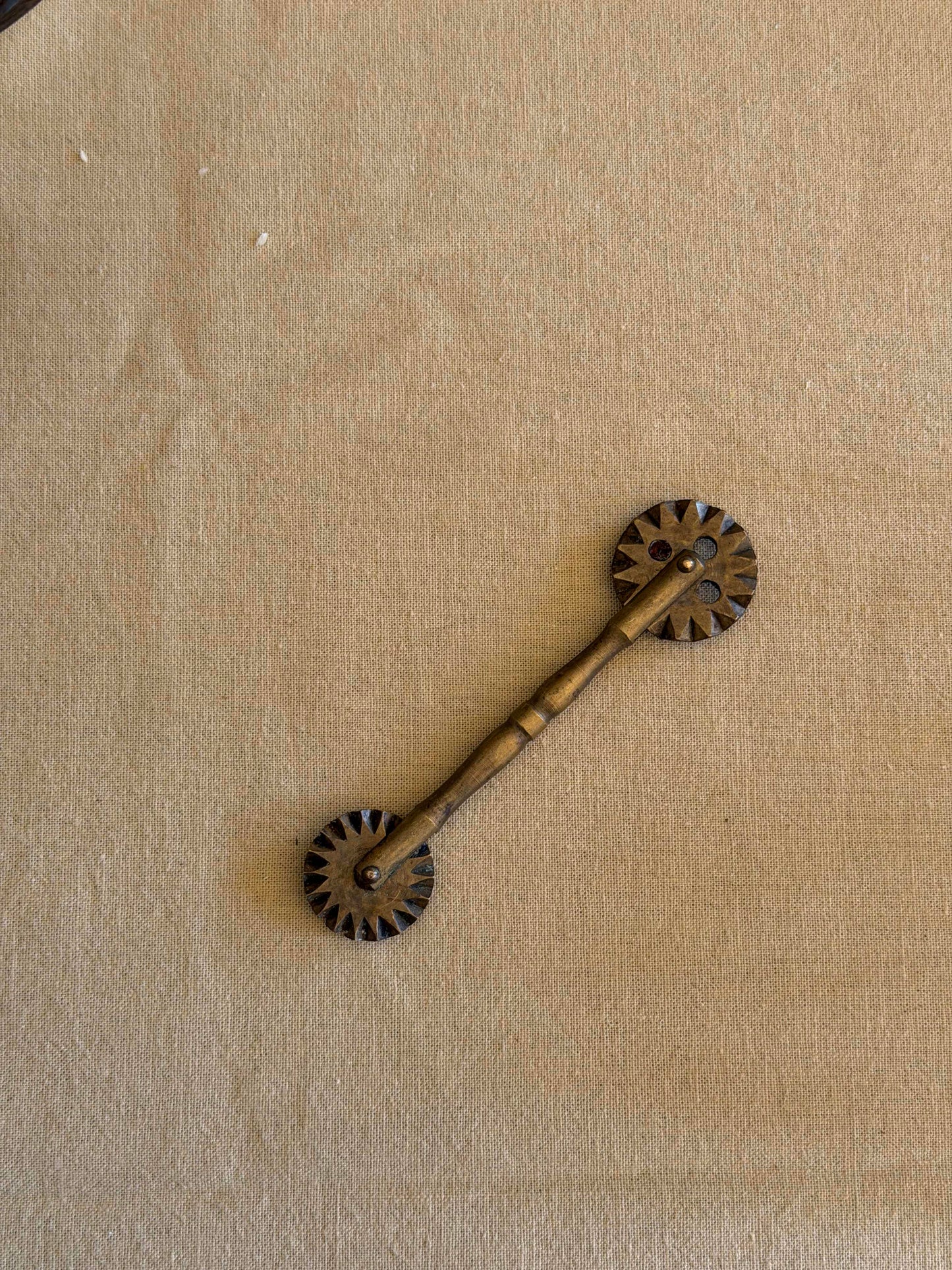 Ustensilǎ de tǎiat aluat din alamǎ