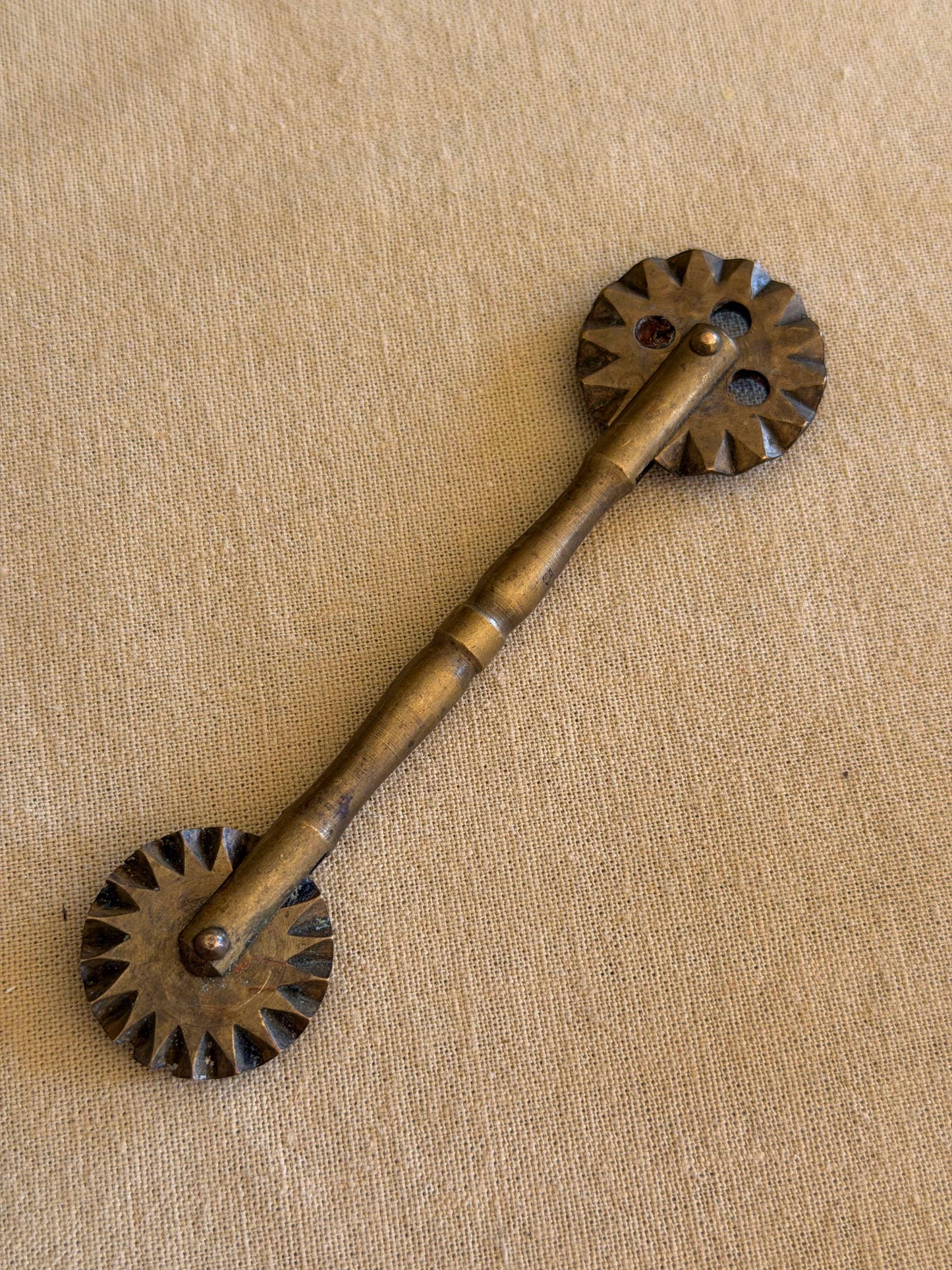 Ustensilǎ de tǎiat aluat din alamǎ