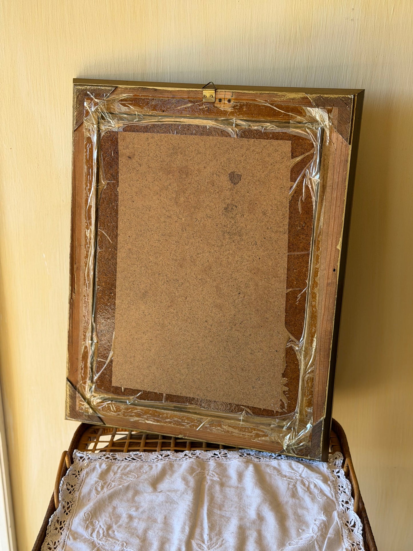 Reproducere veche în ulei a tabloului "Trei femei în bisericǎ", semnat